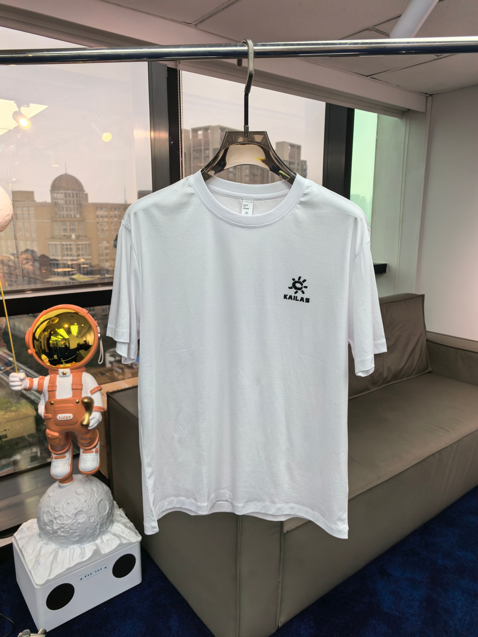 NO:450409,KAILAS 25ss Spring and Summer New Short-sleeved T-shirt Casual Sports Style, Outdoor Brands may be the first thing that comes to mind is Kailas. With its unique research on fabrics, these alone are enough to support it to become the number one new logo brand image in the clothing manufacturing industry. This model uses seiko blended fabric, which feels smooth and soft, and has both natural beauty and comfort. Number M-3xl, T-shirt,tees, t-shirt,alexander wang19860909KAILAS 凯乐石 25ss春夏新款短袖T恤休闲运动风,户外品牌可能大家第一想到的就是、Kailas,在以面料独特研究为特征,仅凭这些就已经足以支撑其成为服装制造行业中,首屈可数的新标志品牌形象.此款采用精工混纺面料,手感细滑柔软,同时兼具自然美感跟舒适度 码数M-3xl,,T-shirt,tees，t-shirt,alexander wang,Men's clothing