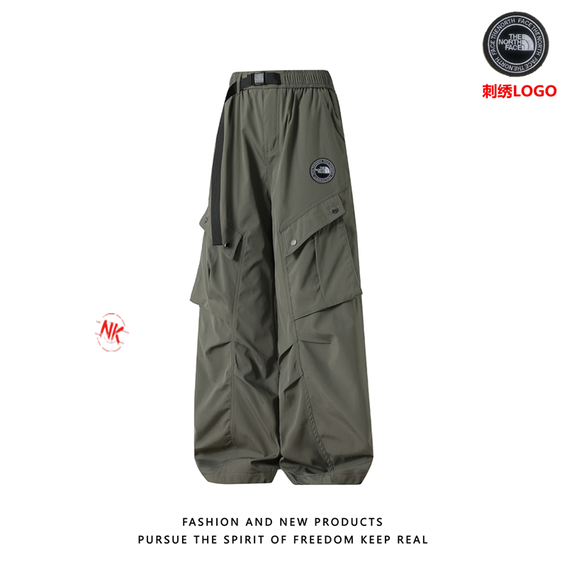 💰125 【秋冬上新】 刺绣logo
北面THE NORTH FACE经典LOGO三防复合冲锋裤男春季裤子。
老渠道精品推荐2025一款绝杀的机能伞兵裤工装裤潮流宽松直筒休闲裤哦!女生也能GET起它的运动风格,宽松得体的造型感哦,上身俐落又干净。高级精致感完美展现!客供定制的进口材质哦,摸着面料质感肉实哦。肌里感清晰可见,有净重感。两侧大口袋贴饰设计非常醒目,与裆位对齐!将雅痞的一面融入到运动风格中亦庄亦谐。9分裤的宽松版型裁剪,搭配运动鞋,高帮靴工装裤男的帅气感就是你。
