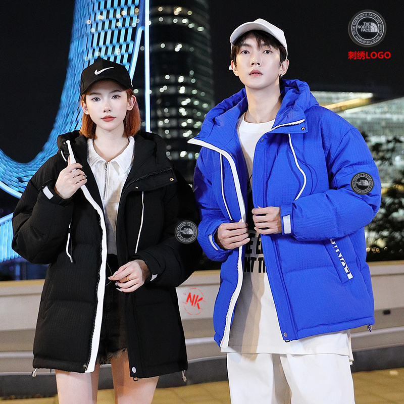 💰260    刺绣logo 【90白鸭绒】
国际顶级奢侈品牌北面THE NORTH FACE白鸭绒羽绒服！短款上衣外套渐变色拼接撞色男女款连帽羽绒服！羽绒服男女同款情侣款短款连帽雪山渐变色，轻薄情侣款马甲外套渐变色立领背心冬季白鸭绒男冬装外套冬季连帽棉衣男装潮牌情侣装中长款过膝羽绒服！羽绒服男短款潮牌渐变压胶立领外套保暖上衣！！
年终巨献 满满的驾驭感 也不必多说了 限定也是必须安利介绍！！
为了能做到所有细节上的诚意满满 从夏天开始已久筹划了这个款式，大家可以值得期待哦 万变不离其中 🌟 

1⃣：原版开模 客供辅料 反复打样七次做到诚意满满
2⃣：万针刺绣 强烈安利不连线 细节如一
3⃣：保暖感极强 厚度如图 
4⃣：版型宽松 完美符合亚洲人驾驭 不挑穿搭
5⃣：所有细节全程无滤镜实拍
6⃣：如果非要选择一款冬日单品 它一定是你第一的选择情侣装连帽羽绒服男短款直播爆款