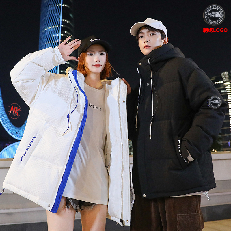 💰260    刺绣logo 【90白鸭绒】
国际顶级奢侈品牌北面THE NORTH FACE白鸭绒羽绒服！短款上衣外套渐变色拼接撞色男女款连帽羽绒服！羽绒服男女同款情侣款短款连帽雪山渐变色，轻薄情侣款马甲外套渐变色立领背心冬季白鸭绒男冬装外套冬季连帽棉衣男装潮牌情侣装中长款过膝羽绒服！羽绒服男短款潮牌渐变压胶立领外套保暖上衣！！
年终巨献 满满的驾驭感 也不必多说了 限定也是必须安利介绍！！
为了能做到所有细节上的诚意满满 从夏天开始已久筹划了这个款式，大家可以值得期待哦 万变不离其中 🌟 

1⃣：原版开模 客供辅料 反复打样七次做到诚意满满
2⃣：万针刺绣 强烈安利不连线 细节如一
3⃣：保暖感极强 厚度如图 
4⃣：版型宽松 完美符合亚洲人驾驭 不挑穿搭
5⃣：所有细节全程无滤镜实拍
6⃣：如果非要选择一款冬日单品 它一定是你第一的选择情侣装连帽羽绒服男短款直播爆款