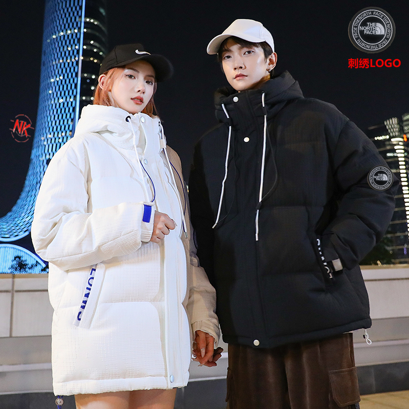 💰260    刺绣logo 【90白鸭绒】
国际顶级奢侈品牌北面THE NORTH FACE白鸭绒羽绒服！短款上衣外套渐变色拼接撞色男女款连帽羽绒服！羽绒服男女同款情侣款短款连帽雪山渐变色，轻薄情侣款马甲外套渐变色立领背心冬季白鸭绒男冬装外套冬季连帽棉衣男装潮牌情侣装中长款过膝羽绒服！羽绒服男短款潮牌渐变压胶立领外套保暖上衣！！
年终巨献 满满的驾驭感 也不必多说了 限定也是必须安利介绍！！
为了能做到所有细节上的诚意满满 从夏天开始已久筹划了这个款式，大家可以值得期待哦 万变不离其中 🌟 

1⃣：原版开模 客供辅料 反复打样七次做到诚意满满
2⃣：万针刺绣 强烈安利不连线 细节如一
3⃣：保暖感极强 厚度如图 
4⃣：版型宽松 完美符合亚洲人驾驭 不挑穿搭
5⃣：所有细节全程无滤镜实拍
6⃣：如果非要选择一款冬日单品 它一定是你第一的选择情侣装连帽羽绒服男短款直播爆款