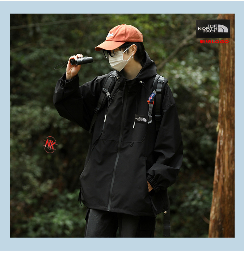 P170 刺绣LOGO 北面THE NORTH FACE系列，海外秋季限定全新系列连帽冲锋衣防风连帽夹克外套。。。 🌐: 拼接风经典 诠释个性的涂鸦卡通潮流风格 街头风格的百搭实穿单品 一件应万变 ！ 🌐:面料采用DACRON新型环保面料 表面进行涂层工艺 防水硬挺 宽松落肩版型 任何身材均可驾驭 最完美的经典上身超好看❗️ 🏔️效果细腻 色泽饱满❗️进口机器不掉不裂❗️❗️🗣独家首发 超级推荐入手 男女百搭同款👫
