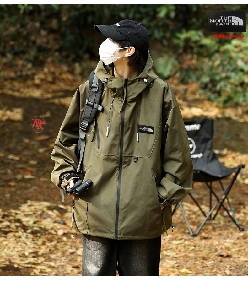 P170 刺绣LOGO 北面THE NORTH FACE系列，海外秋季限定全新系列连帽冲锋衣防风连帽夹克外套。。。 🌐: 拼接风经典 诠释个性的涂鸦卡通潮流风格 街头风格的百搭实穿单品 一件应万变 ！ 🌐:面料采用DACRON新型环保面料 表面进行涂层工艺 防水硬挺 宽松落肩版型 任何身材均可驾驭 最完美的经典上身超好看❗️ 🏔️效果细腻 色泽饱满❗️进口机器不掉不裂❗️❗️🗣独家首发 超级推荐入手 男女百搭同款👫