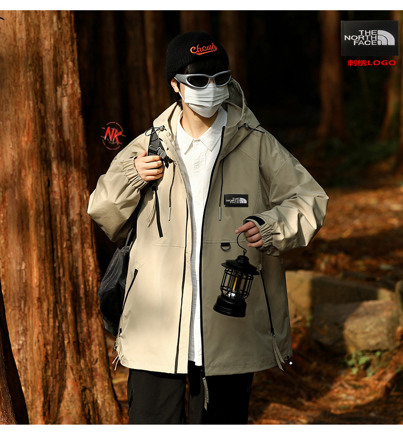 P170 刺绣LOGO 北面THE NORTH FACE系列，海外秋季限定全新系列连帽冲锋衣防风连帽夹克外套。。。 🌐: 拼接风经典 诠释个性的涂鸦卡通潮流风格 街头风格的百搭实穿单品 一件应万变 ！ 🌐:面料采用DACRON新型环保面料 表面进行涂层工艺 防水硬挺 宽松落肩版型 任何身材均可驾驭 最完美的经典上身超好看❗️ 🏔️效果细腻 色泽饱满❗️进口机器不掉不裂❗️❗️🗣独家首发 超级推荐入手 男女百搭同款👫
