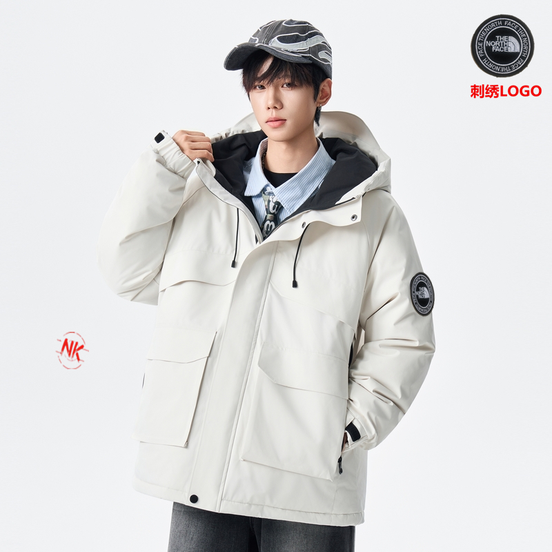 💰420刺绣logo 【90白鸭绒】
北面THE NORTH FACE白鸭绒羽绒服 短款上衣外套渐变色拼接撞色男女款连帽羽绒服！羽绒服男女同款情侣款短款连帽雪山渐变色，轻薄情侣款马甲外套渐变色立领背心冬季白鸭绒男冬装外套冬季连帽棉衣男装潮牌情侣装中长款过膝羽绒服！羽绒服男短款潮牌渐变压胶立领外套保暖上衣！！
年终巨献 满满的驾驭感 也不必多说了 限定也是必须安利介绍。
为了能做到所有细节上的诚意满满 从夏天开始已久筹划了这个款式，大家可以值得期待哦 万变不离其中 🌟 

1⃣：原版开模 客供辅料 反复打样七次做到诚意满满
2⃣：万针刺绣 强烈安利不连线 细节如一
3⃣：保暖感极强 厚度如图 
4⃣：版型宽松 完美符合亚洲人驾驭 不挑穿搭
5⃣：所有细节全程无滤镜实拍
6⃣：如果非要选择一款冬日单品 它一定是你第一的选择情侣装连帽羽绒服男短款直播爆款加厚渐变色雪山