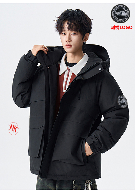 💰420刺绣logo 【90白鸭绒】
北面THE NORTH FACE白鸭绒羽绒服 短款上衣外套渐变色拼接撞色男女款连帽羽绒服！羽绒服男女同款情侣款短款连帽雪山渐变色，轻薄情侣款马甲外套渐变色立领背心冬季白鸭绒男冬装外套冬季连帽棉衣男装潮牌情侣装中长款过膝羽绒服！羽绒服男短款潮牌渐变压胶立领外套保暖上衣！！
年终巨献 满满的驾驭感 也不必多说了 限定也是必须安利介绍。
为了能做到所有细节上的诚意满满 从夏天开始已久筹划了这个款式，大家可以值得期待哦 万变不离其中 🌟 

1⃣：原版开模 客供辅料 反复打样七次做到诚意满满
2⃣：万针刺绣 强烈安利不连线 细节如一
3⃣：保暖感极强 厚度如图 
4⃣：版型宽松 完美符合亚洲人驾驭 不挑穿搭
5⃣：所有细节全程无滤镜实拍
6⃣：如果非要选择一款冬日单品 它一定是你第一的选择情侣装连帽羽绒服男短款直播爆款加厚渐变色雪山