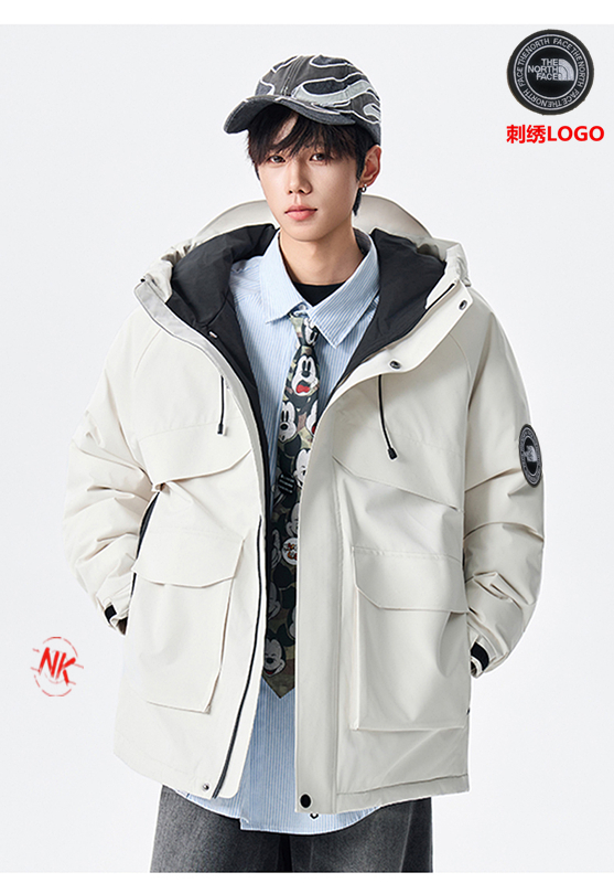 💰420刺绣logo 【90白鸭绒】
北面THE NORTH FACE白鸭绒羽绒服 短款上衣外套渐变色拼接撞色男女款连帽羽绒服！羽绒服男女同款情侣款短款连帽雪山渐变色，轻薄情侣款马甲外套渐变色立领背心冬季白鸭绒男冬装外套冬季连帽棉衣男装潮牌情侣装中长款过膝羽绒服！羽绒服男短款潮牌渐变压胶立领外套保暖上衣！！
年终巨献 满满的驾驭感 也不必多说了 限定也是必须安利介绍。
为了能做到所有细节上的诚意满满 从夏天开始已久筹划了这个款式，大家可以值得期待哦 万变不离其中 🌟 

1⃣：原版开模 客供辅料 反复打样七次做到诚意满满
2⃣：万针刺绣 强烈安利不连线 细节如一
3⃣：保暖感极强 厚度如图 
4⃣：版型宽松 完美符合亚洲人驾驭 不挑穿搭
5⃣：所有细节全程无滤镜实拍
6⃣：如果非要选择一款冬日单品 它一定是你第一的选择情侣装连帽羽绒服男短款直播爆款加厚渐变色雪山