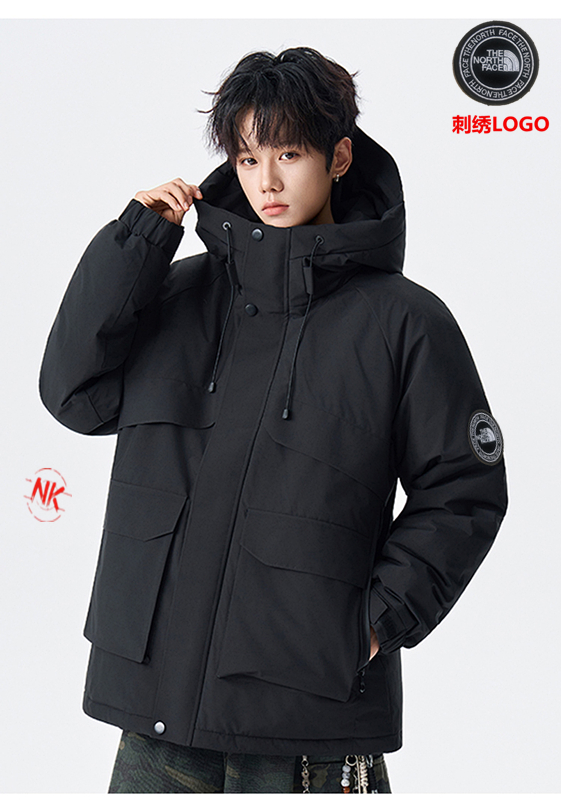 💰420刺绣logo 【90白鸭绒】
北面THE NORTH FACE白鸭绒羽绒服 短款上衣外套渐变色拼接撞色男女款连帽羽绒服！羽绒服男女同款情侣款短款连帽雪山渐变色，轻薄情侣款马甲外套渐变色立领背心冬季白鸭绒男冬装外套冬季连帽棉衣男装潮牌情侣装中长款过膝羽绒服！羽绒服男短款潮牌渐变压胶立领外套保暖上衣！！
年终巨献 满满的驾驭感 也不必多说了 限定也是必须安利介绍。
为了能做到所有细节上的诚意满满 从夏天开始已久筹划了这个款式，大家可以值得期待哦 万变不离其中 🌟 

1⃣：原版开模 客供辅料 反复打样七次做到诚意满满
2⃣：万针刺绣 强烈安利不连线 细节如一
3⃣：保暖感极强 厚度如图 
4⃣：版型宽松 完美符合亚洲人驾驭 不挑穿搭
5⃣：所有细节全程无滤镜实拍
6⃣：如果非要选择一款冬日单品 它一定是你第一的选择情侣装连帽羽绒服男短款直播爆款加厚渐变色雪山