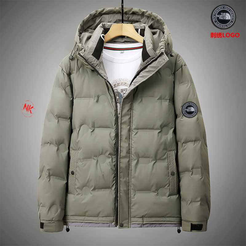 💰290    刺绣logo
北面 THE NORTH FACE   白鸭绒羽绒服短款上衣外套渐变色拼接撞色男女款连帽羽绒服。羽绒服男女同款情侣款短款连帽雪山渐变色，轻薄情侣款马甲外套渐变色立领背心冬季白鸭绒男冬装外套冬季连帽棉衣男装潮牌情侣装中长款过膝羽绒服！羽绒服男短款潮牌渐变压胶立领外套保暖上衣。。

年终巨献 满满的驾驭感 也不必多说了 限定也是必须安利介绍！

为了能做到所有细节上的诚意满满 从夏天开始已久筹划了这个款式，大家可以值得期待哦 万变不离其中 🌟 

1⃣：原版开模 客供辅料 反复打样七次做到诚意满满
2⃣：万针刺绣 强烈安利不连线 细节如一
3⃣：保暖感极强 厚度如图 
4⃣：版型宽松 完美符合亚洲人驾驭 不挑穿搭
5⃣：所有细节全程无滤镜实拍
6⃣：如果非要选择一款冬日单品 它一定是你第一的选择情侣装连帽羽绒服男短款直播爆款加厚渐变色雪山