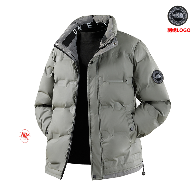 💰290    刺绣logo
北面 THE NORTH FACE   白鸭绒羽绒服短款上衣外套渐变色拼接撞色男女款连帽羽绒服。羽绒服男女同款情侣款短款连帽雪山渐变色，轻薄情侣款马甲外套渐变色立领背心冬季白鸭绒男冬装外套冬季连帽棉衣男装潮牌情侣装中长款过膝羽绒服！羽绒服男短款潮牌渐变压胶立领外套保暖上衣。

年终巨献 满满的驾驭感 也不必多说了 限定也是必须安利介绍。

为了能做到所有细节上的诚意满满 从夏天开始已久筹划了这个款式，大家可以值得期待哦 万变不离其中 🌟 

1⃣：原版开模 客供辅料 反复打样七次做到诚意满满
2⃣：万针刺绣 强烈安利不连线 细节如一
3⃣：保暖感极强 厚度如图 
4⃣：版型宽松 完美符合亚洲人驾驭 不挑穿搭
5⃣：所有细节全程无滤镜实拍
6⃣：如果非要选择一款冬日单品 它一定是你第一的选择情侣装连帽羽绒服男短款直播爆款加厚渐变色雪山