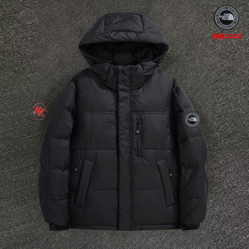 💰350     刺绣logo【90白鸭绒】
北面THE NORTH FACE白鸭绒羽绒服！短款上衣外套渐变色拼接撞色男女款羽绒服。羽绒服男女同款情侣款短款连帽雪山渐变色，轻薄情侣款马甲外套渐变色立领背心冬季白鸭绒男冬装外套冬季连帽棉衣男装潮牌情侣装中长款过膝羽绒服！羽绒服男短款潮牌渐变压胶立领外套保暖上衣。。
年终巨献 满满的驾驭感 也不必多说了 限定也是必须安利介绍。

为了能做到所有细节上的诚意满满 从夏天开始已久筹划了这个款式，大家可以值得期待哦 万变不离其中 🌟 

1⃣：原版开模 客供辅料 反复打样七次做到诚意满满
2⃣：万针刺绣 强烈安利不连线 细节如一
3⃣：保暖感极强 厚度如图 
4⃣：版型宽松 完美符合亚洲人驾驭 不挑穿搭
5⃣：所有细节全程无滤镜实拍
6⃣：如果非要选择一款冬日单品 它一定是你第一的选择情侣装连帽羽绒服男短款直播爆款加厚渐变色雪山