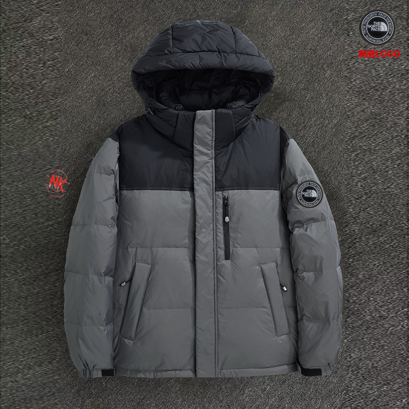 💰350     刺绣logo【90白鸭绒】
北面THE NORTH FACE白鸭绒羽绒服！短款上衣外套渐变色拼接撞色男女款羽绒服。羽绒服男女同款情侣款短款连帽雪山渐变色，轻薄情侣款马甲外套渐变色立领背心冬季白鸭绒男冬装外套冬季连帽棉衣男装潮牌情侣装中长款过膝羽绒服！羽绒服男短款潮牌渐变压胶立领外套保暖上衣。。
年终巨献 满满的驾驭感 也不必多说了 限定也是必须安利介绍。

为了能做到所有细节上的诚意满满 从夏天开始已久筹划了这个款式，大家可以值得期待哦 万变不离其中 🌟 

1⃣：原版开模 客供辅料 反复打样七次做到诚意满满
2⃣：万针刺绣 强烈安利不连线 细节如一
3⃣：保暖感极强 厚度如图 
4⃣：版型宽松 完美符合亚洲人驾驭 不挑穿搭
5⃣：所有细节全程无滤镜实拍
6⃣：如果非要选择一款冬日单品 它一定是你第一的选择情侣装连帽羽绒服男短款直播爆款加厚渐变色雪山