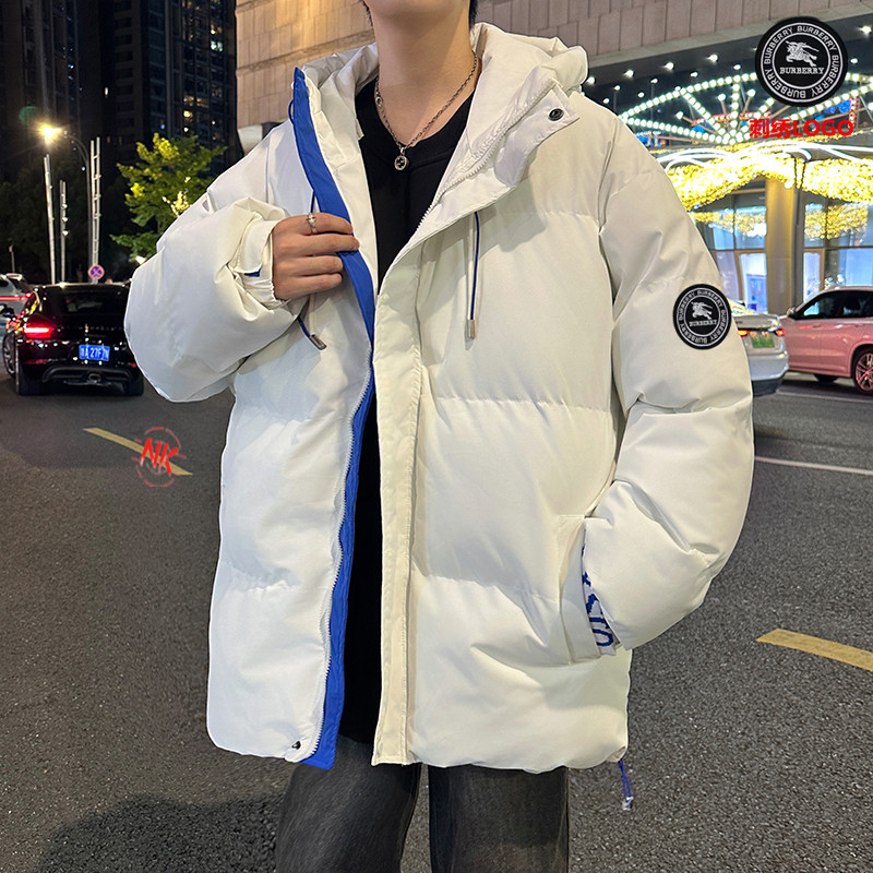 P170 刺绣logo
巴宝莉BURBERRY系列,男冬装外套冬季立领棉衣男装潮牌情侣装短款棉服
满满的驾驭感也不必多说了。限定也是必须安利介绍!
为了能做到所有细节上的诚意满满 从夏天开始已久筹划了这个款式,大家可以值得期待哦 万变不离其中 🌟
1⃣:原版开模 客供辅料 反复打样七次做到诚意满满
2⃣:万针刺绣 强烈安利不连线 细节如一
3⃣:保暖感极强 厚度如图
4⃣:版型宽松 完美符合亚洲人驾驭 不挑穿搭
5⃣:所有细节全程无滤镜实拍
6⃣:如果非要选择一款冬日单品 它一定是你第一的选择