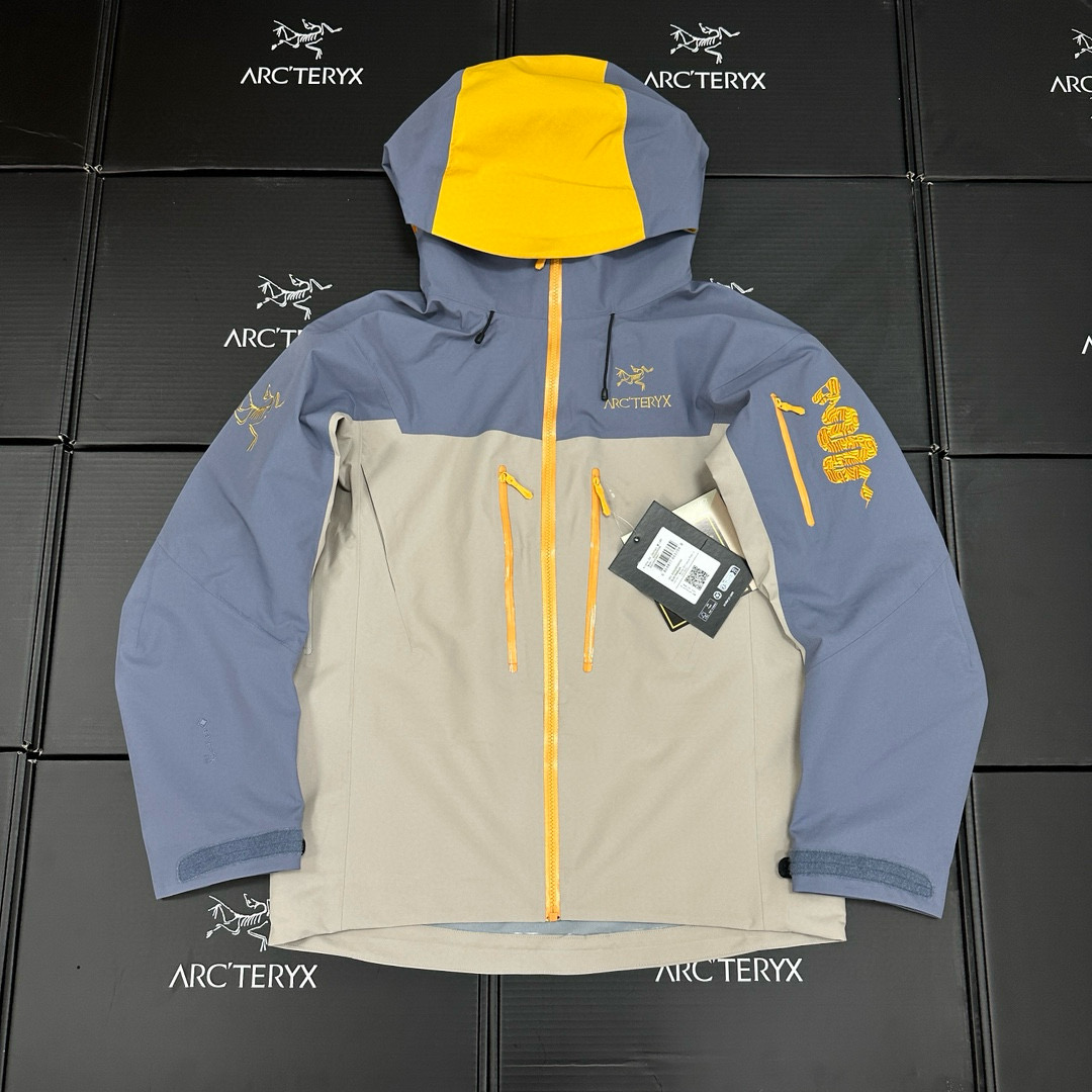 NO:538325,Main recommendation!  [Top rubber-overlayed version with rescue device] - Arcteryx Alpha sv LNY Snake Year Limited: As we all know, every year, Archaeopteryx will use the twelve zodiac signs as the idea of ​​a co-branded new year limited edition. This year is no exception. The limited chest logo of this year is the gold-labeled snake pattern on the sleeves. It is also eye-catching. The hat also has snake scales to embellish the whole color. The color is golden-dark blue-brown. The overall color looks bright and the design is full. The color matching is also very good! - Alpha SV JACKET Hard shell limited edition Alpha SV JACKET is decorated with snake patterns on the cuffs and inner pockets. - The edges of the limited hat are also decorated with snake scale printing design. The tenacious spirit represented by the 'name' of the snake is just like the fearless challenge and courageous move forward advocated by the Alpine spirit of Archaeopteryx.  Waterproof: Waterproof is the international ISO standard 90 (ISO4) level to achieve the rolling effect of lotus leaf water droplets! Fabric: 2L double-layer Gore-tex fabric is used, the surface of the fabric is super high-strength waterproof and the inner layer is coated, so the three-layer waterproof effect is achieved, making the garment have excellent waterproof, stain-proof and breathable effect. Process: The glue used for pressing is iron diamond glue strips, and the diving suit sold on the market is the glue of this brand. Different from ordinary pressing glue on the market (open glue after washing a few times). We only have to worry. Embroidery: imported Bellingda embroidery machine restores ZP. Bellingda embroidery is neat and three-dimensional, full and three-dimensional, and the charm of each letter. The neat three-dimensional effect is strong. Auxiliary materials: original genuine hardware accessories, the font is clear and three-dimensional and the same as the authentic. Size S—XL S M L XL bust 110  114 118 122 Swing 104108 112 116 Fake 56 5758 59 Clothes length 69 71 73 75 Rotary sleeves length 79 8183 85 Back coat length 73 75 7779,,loro pianaarc'teryx,hats,alexander wang19860909主推 ！【顶级溢胶版本带搜救器】 - Arcteryx始祖鸟Alpha sv LNY蛇年限定: 众所周知每年始祖鸟都会以十二生肖为思路出一款联名款的新年限定,今年也不例外此次的蛇年限定胸口logo为金标衣袖上的蛇形图案也很吸睛帽子上还有蛇鳞为点缀整个衣服的颜色为金黄-深蓝-棕整体看上去很亮设计感拉满 颜色搭配也很好! - Alpha SV JACKET 硬壳限定款Alpha SV JACKET 在袖口和内侧口袋饰有蛇形图案, - 限定款的帽子边缘同样点缀着蛇鳞印花设计 蛇“名”所代表的坚韧精神,正如始祖鸟高山精神所倡导的无畏挑战、勇往直前. 防水:防水为国际ISO标准90(ISO4)级别达到荷叶水珠滚动效果! 面料:采用2L双层Gore-tex面料,面料表层做超高强度防水,内层覆膜,所以到达三层防水的效果,使成衣具有防水防污透气的出色效果. 工艺:压胶采用的胶水为铁金刚胶条,市面销售的潜水服就是这个牌子的胶水,区别市面普通压胶(洗几次就开胶)咱家只管放心 刺绣:进口百灵达刺绣机还原ZP.百灵达刺绣工整立体,饱满度立体感以及每个字母的神韵特点,一笔一划工工整整立体效果强烈 辅料:原版正品五金配件,字体清晰立体与正品一致 尺码S—XL  S M L XL  胸围 110 114 118 122 摆围104108 112 116 冒领 56 5758 59  衣长69 71 73 75 肩袖长79 8183 85 后衣长73 75 7779,,loro pianaarc'teryx,hats,alexander wang,Men's clothing