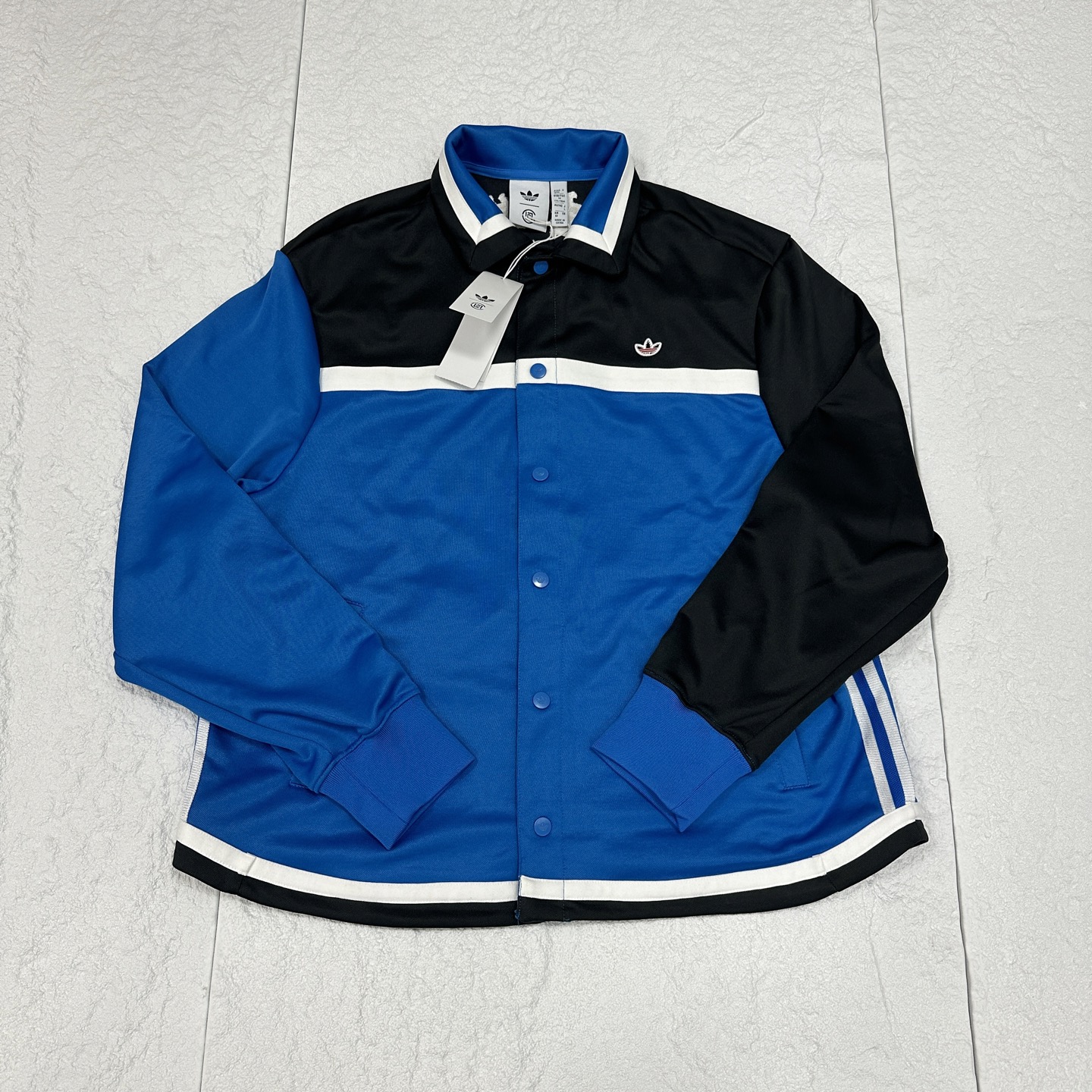 外套💰200!裤子💰160
adidas originals x CLOT 联名款 CLOT BY EDISON CHEN FW24 拼色舒适翻领长袖夹克 裤子 套装!凝结集团
建议一套入|可得两套穿搭风格!
裤子两边排扣可以全部打开!
潮流➕运动风格、无论是日常或者运动休闲都可以!上衣外套无论是搭短袖或者卫衣都非常百搭!衣服和裤子的细节非常多!
不对称的设计很独特!颜色搭配非常亮眼很吸眼球!
领口、袖口和两侧有拼色条纹,既有阿迪以为风格有很好融入CLOT的元素!裤子排扣设计很独特!很多种穿法以及满足各种需求性!
‼️宽松版型、亚洲码数
Color: 青铜色|亮蓝色
Size: S M L XL 2XL
上衣
肩宽 胸围 衣长 袖长
S 52 122 68 65
M 53 126 70 66
L 54 130 72 67
XL 55 134 74 68
2XL 56 138 76 69
裤子
裤长 腰松紧 臀围
S 97 72 90
M 99 76 94
L 101 80 98
XL 103 84 102
2XL 105 88 106