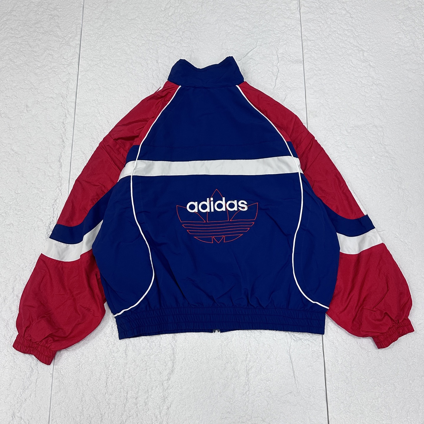 💰240
adidas originals 蛇年限定 RS M PAD 复古拉链立领舒适夹克 男女同款
babymonster首尔D1&D2 演出穿搭同款
CNY🐍限定、妥妥的复古球衣风
三叶草 CNY系列 新年🎏款 蛇年👀 复古球衣风外套真的太哇塞啦!
▪️面料
官网原版购入!拆解原版打色定做!原版纯棉面料!换原度百分99以上!
▪️五金辅料
原版拆解 开模定做原版吊牌、吊粒、水洗、贴纸、还原所有原版细节!真正高品!
Color : 黑白拼接|红蓝拼接
尺码: S M L XL
尺码表: 衣长 肩宽 胸围 袖长
S 65 60 134 56
M 67 61 138 57
L 69 62 142 58
XL 71 63 146 59