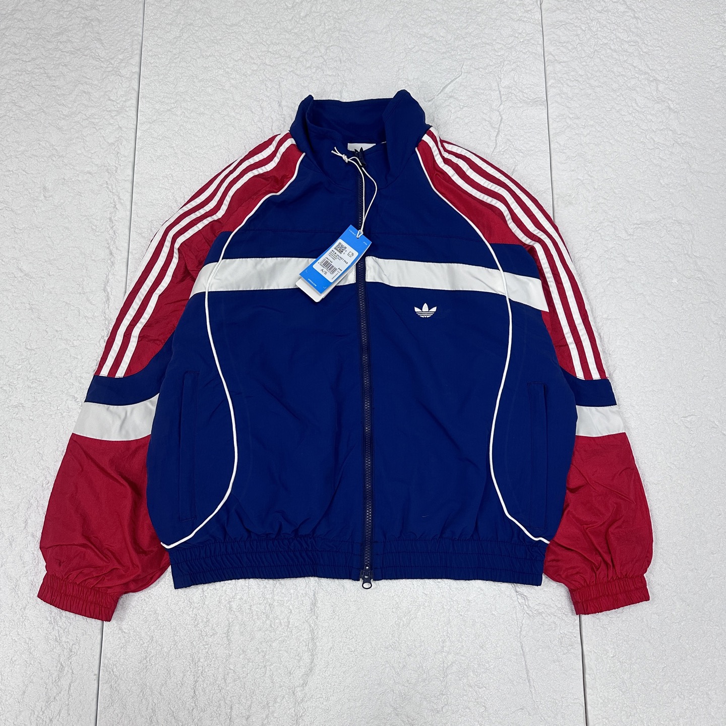 💰240
adidas originals 蛇年限定 RS M PAD 复古拉链立领舒适夹克 男女同款
babymonster首尔D1&D2 演出穿搭同款
CNY🐍限定、妥妥的复古球衣风
三叶草 CNY系列 新年🎏款 蛇年👀 复古球衣风外套真的太哇塞啦!
▪️面料
官网原版购入!拆解原版打色定做!原版纯棉面料!换原度百分99以上!
▪️五金辅料
原版拆解 开模定做原版吊牌、吊粒、水洗、贴纸、还原所有原版细节!真正高品!
Color : 黑白拼接|红蓝拼接
尺码: S M L XL
尺码表: 衣长 肩宽 胸围 袖长
S 65 60 134 56
M 67 61 138 57
L 69 62 142 58
XL 71 63 146 59