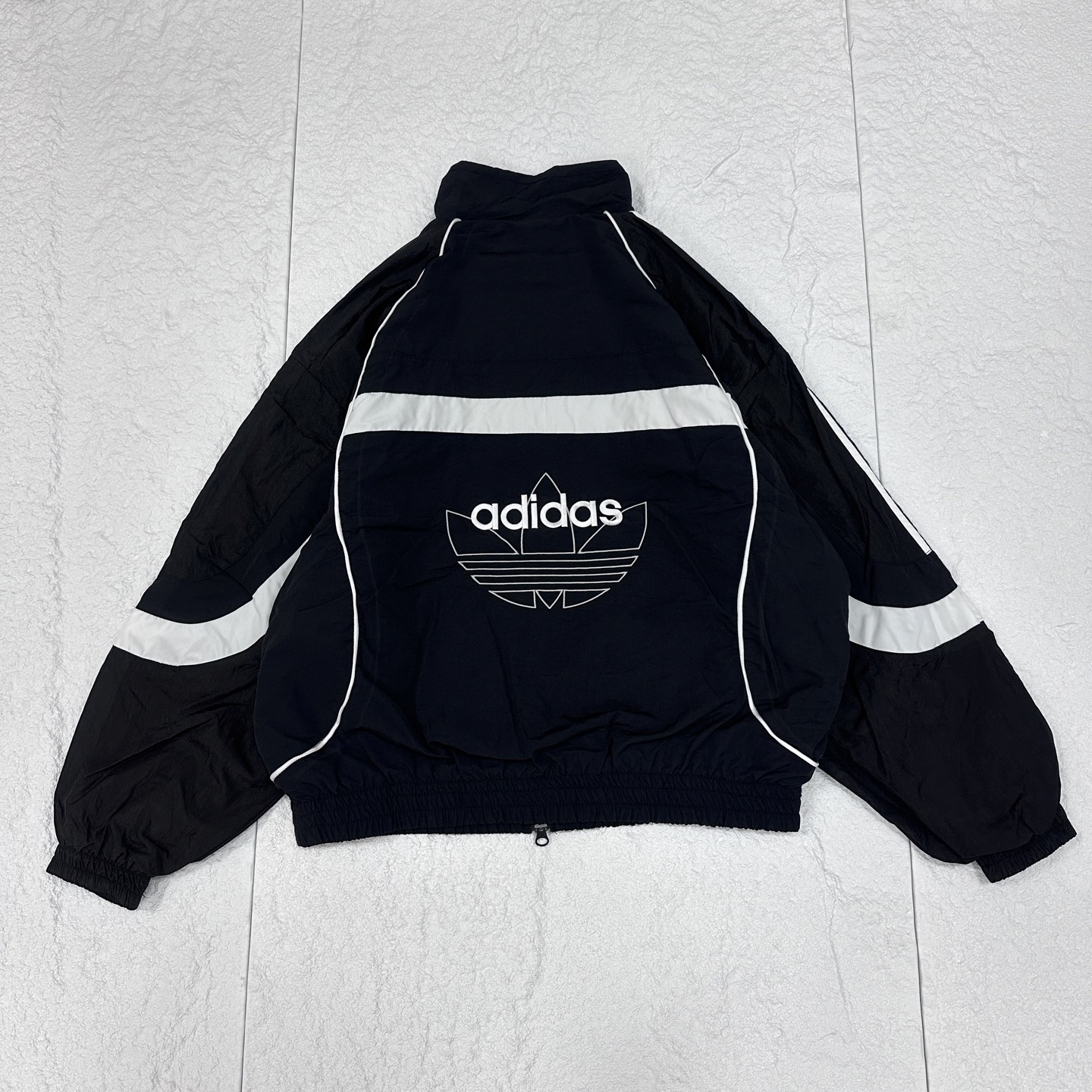 💰240
adidas originals 蛇年限定 RS M PAD 复古拉链立领舒适夹克 男女同款
babymonster首尔D1&D2 演出穿搭同款
CNY🐍限定、妥妥的复古球衣风
三叶草 CNY系列 新年🎏款 蛇年👀 复古球衣风外套真的太哇塞啦!
▪️面料
官网原版购入!拆解原版打色定做!原版纯棉面料!换原度百分99以上!
▪️五金辅料
原版拆解 开模定做原版吊牌、吊粒、水洗、贴纸、还原所有原版细节!真正高品!
Color : 黑白拼接|红蓝拼接
尺码: S M L XL
尺码表: 衣长 肩宽 胸围 袖长
S 65 60 134 56
M 67 61 138 57
L 69 62 142 58
XL 71 63 146 59