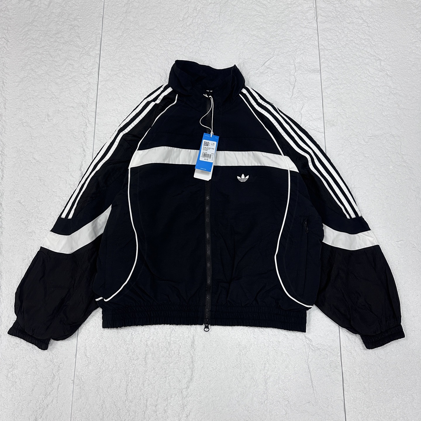 💰240
adidas originals 蛇年限定 RS M PAD 复古拉链立领舒适夹克 男女同款
babymonster首尔D1&D2 演出穿搭同款
CNY🐍限定、妥妥的复古球衣风
三叶草 CNY系列 新年🎏款 蛇年👀 复古球衣风外套真的太哇塞啦!
▪️面料
官网原版购入!拆解原版打色定做!原版纯棉面料!换原度百分99以上!
▪️五金辅料
原版拆解 开模定做原版吊牌、吊粒、水洗、贴纸、还原所有原版细节!真正高品!
Color : 黑白拼接|红蓝拼接
尺码: S M L XL
尺码表: 衣长 肩宽 胸围 袖长
S 65 60 134 56
M 67 61 138 57
L 69 62 142 58
XL 71 63 146 59