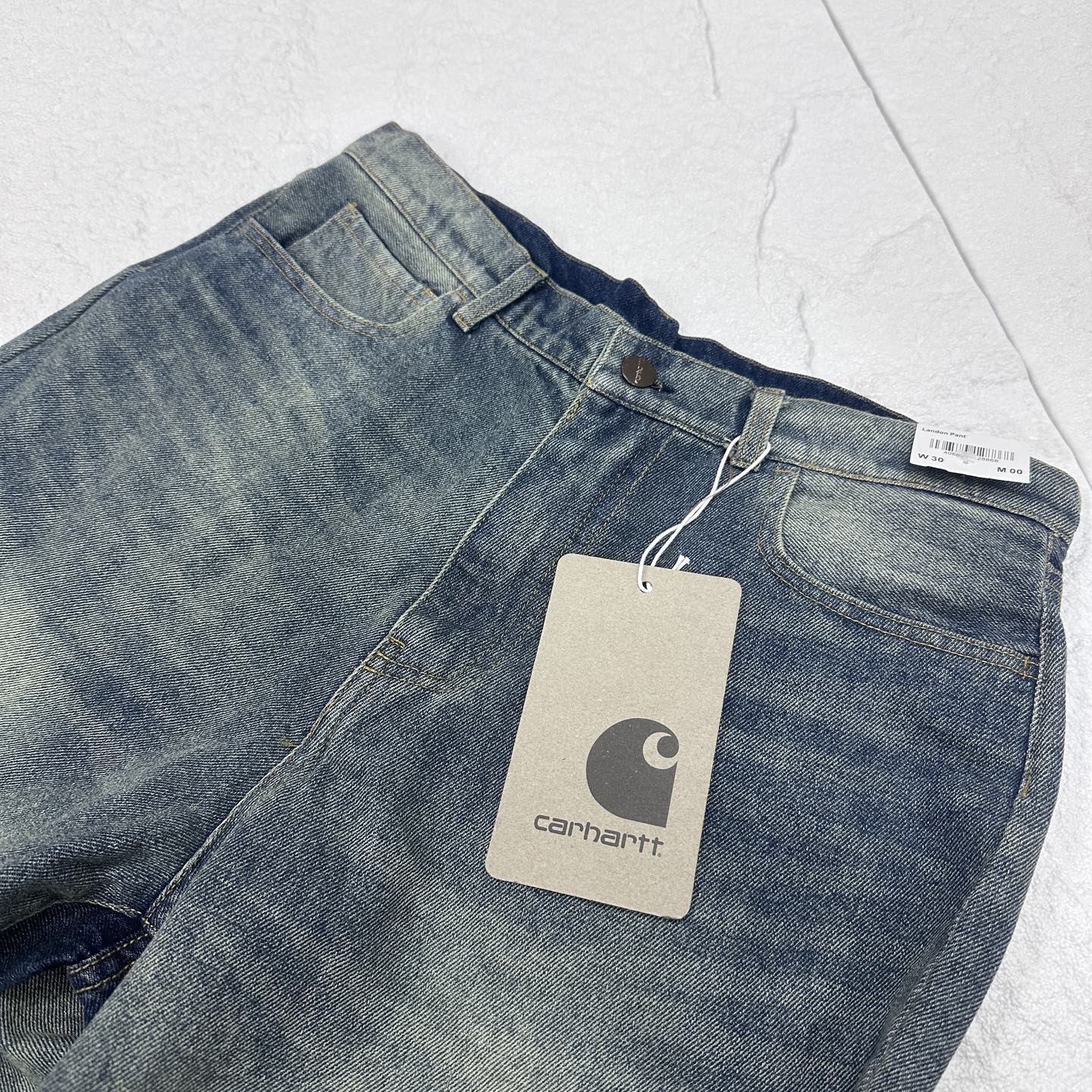 💰200
Carhartt WIP FW25 水洗宽松锥形拉链牛仔裤 男女同款 卡哈特断货牛王!
Carhartt WIP Landon Pant 水洗牛仔
今年的神裤最佳、版型无敌!经典的主线皮标点缀的不要太好!
水洗落色很自然舒服!
OOTD 三叶草 弯刀 宝藏牛仔裤
上身百搭、不挑身材
▪️面料
官网原版购入!拆解原版打色定做!原版纯棉面料!换原度百分99以上!
▪️五金辅料
原版拆解 开模定做原版吊牌、吊粒、水洗、贴纸、还原所有原版细节!真正高品!
Color : 牛仔蓝
尺码: 30 32 34 36
尺码表: 裤长 腰围 臀围
30 108 87 110
32 110 91 114
34 114 95 118
36 116 99 122
