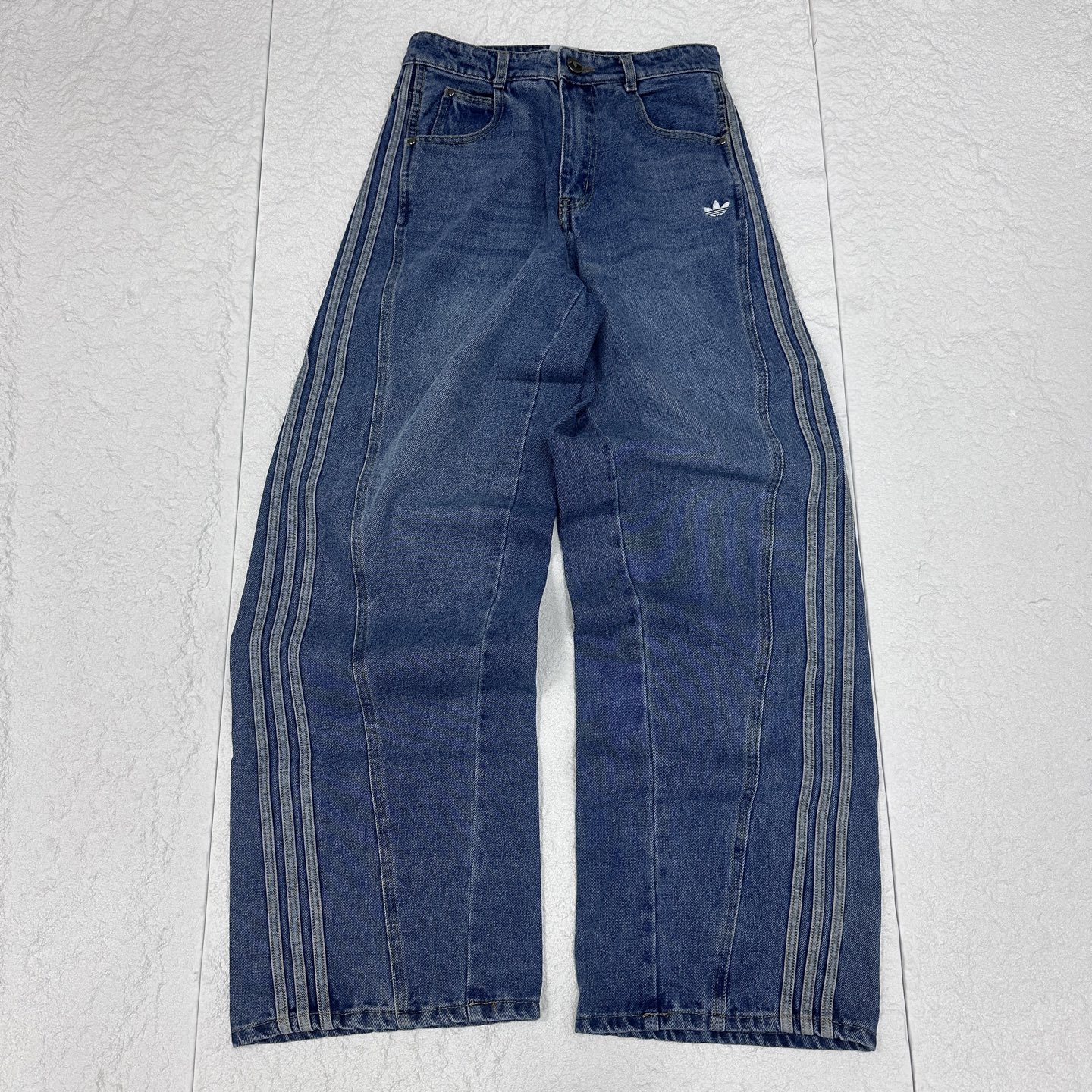 💰180
adidas originals AW24 经典运动系列 条纹舒适亲肤阔腿牛仔裤 男女同款
OOTD 三叶草 弯刀 宝藏牛仔裤
上身百搭、不挑身材
▪️面料
官网原版购入!拆解原版打色定做!原版纯棉面料!换原度百分99以上!
▪️五金辅料
原版拆解 开模定做原版吊牌、吊粒、水洗、贴纸、还原所有原版细节!真正高品!
Color : 牛仔蓝
尺码: 26 28 30 32 34
尺码表: 裤长 腰围 臀围
26 106 72 107
28 107 76 111
30 108 80 115
32 109 84 119
34 110 88 123