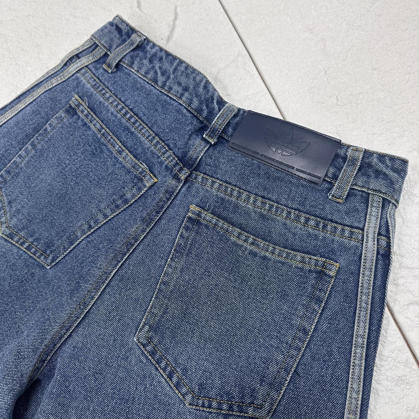 💰180
adidas originals AW24 经典运动系列 条纹舒适亲肤阔腿牛仔裤 男女同款
OOTD 三叶草 弯刀 宝藏牛仔裤
上身百搭、不挑身材
▪️面料
官网原版购入!拆解原版打色定做!原版纯棉面料!换原度百分99以上!
▪️五金辅料
原版拆解 开模定做原版吊牌、吊粒、水洗、贴纸、还原所有原版细节!真正高品!
Color : 牛仔蓝
尺码: 26 28 30 32 34
尺码表: 裤长 腰围 臀围
26 106 72 107
28 107 76 111
30 108 80 115
32 109 84 119
34 110 88 123