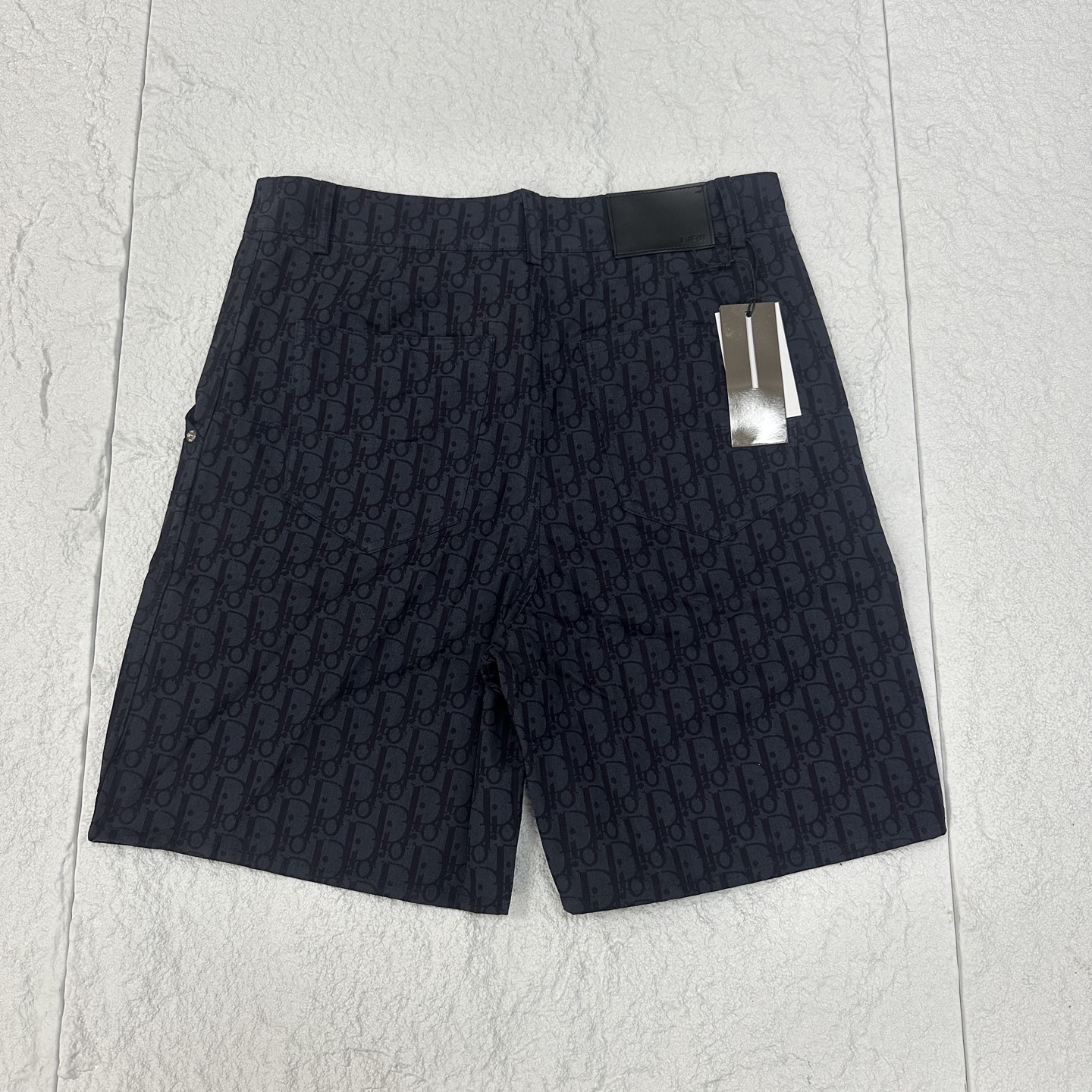 💰100!
Dior/迪奥ss24夏季新款 全身提花字母logo 定制皮标休闲短裤 官网同步 男女同款
面料:原版一致面料, 顶级复刻
辅料:三标齐全,开模定制 随意对比
颜色:藏青色
尺码:XS-L
XS 腰围72-84 臀围104 裤长50
S 腰围76-90 臀围108 裤长52
M 腰围80-94 臀围112 裤长54
L 腰围94-98 臀围116 裤长56