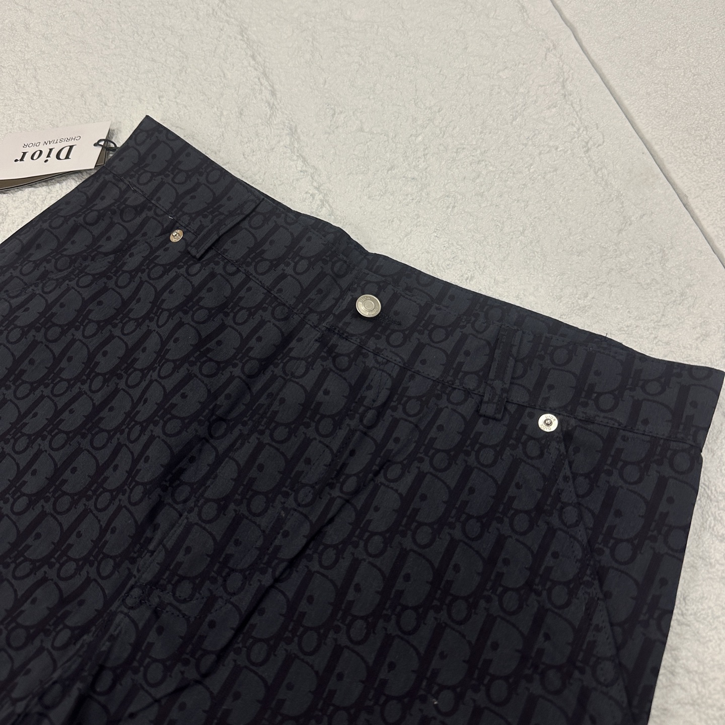 💰100!
Dior/迪奥ss24夏季新款 全身提花字母logo 定制皮标休闲短裤 官网同步 男女同款
面料:原版一致面料, 顶级复刻
辅料:三标齐全,开模定制 随意对比
颜色:藏青色
尺码:XS-L
XS 腰围72-84 臀围104 裤长50
S 腰围76-90 臀围108 裤长52
M 腰围80-94 臀围112 裤长54
L 腰围94-98 臀围116 裤长56