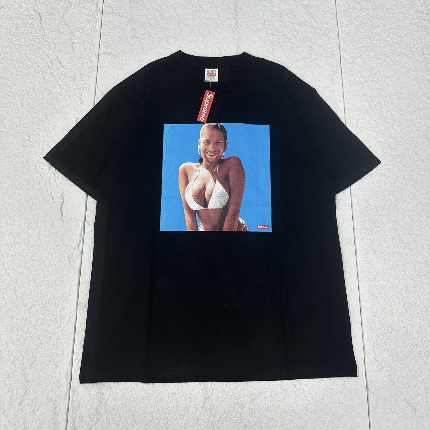 💰85  
Supreme x Aphex Twin Windowlicker 联名款 SS25 Week1 Tee 背面英文logo图案短袖T恤 男女同款

Supreme X Aphex X Twin 联名款
Aphex X Twin 是英国著名的电子音乐制作人和作曲家，被誉为电子音乐界的先锋个天才，1999年发行的专辑《Windowlicker》的封面设计也极具标志性，成为流行文化的一部分！
Supreme SS25 WEEK1 的人物tee 正是以这一经典封面为灵感，融合了音乐与街头时尚。

🔥小红书、微博、得物 众多博主种草

▪️面料

官网原版购入！拆解原版打色定做！原版纯棉面料！换原度百分99以上！

▪️五金辅料
原版拆解 开模定做原版吊牌、吊粒、水洗、贴纸、还原所有原版细节！真正高品！

Color ： 黑色

尺码：   S  M   L   XL             

尺码表： 衣长    肩宽     胸围       袖长  

       S         75        51          116       24       
       M        77        52         120       24.5
       L         79        53         124       25
      XL        81        54         128       25.5