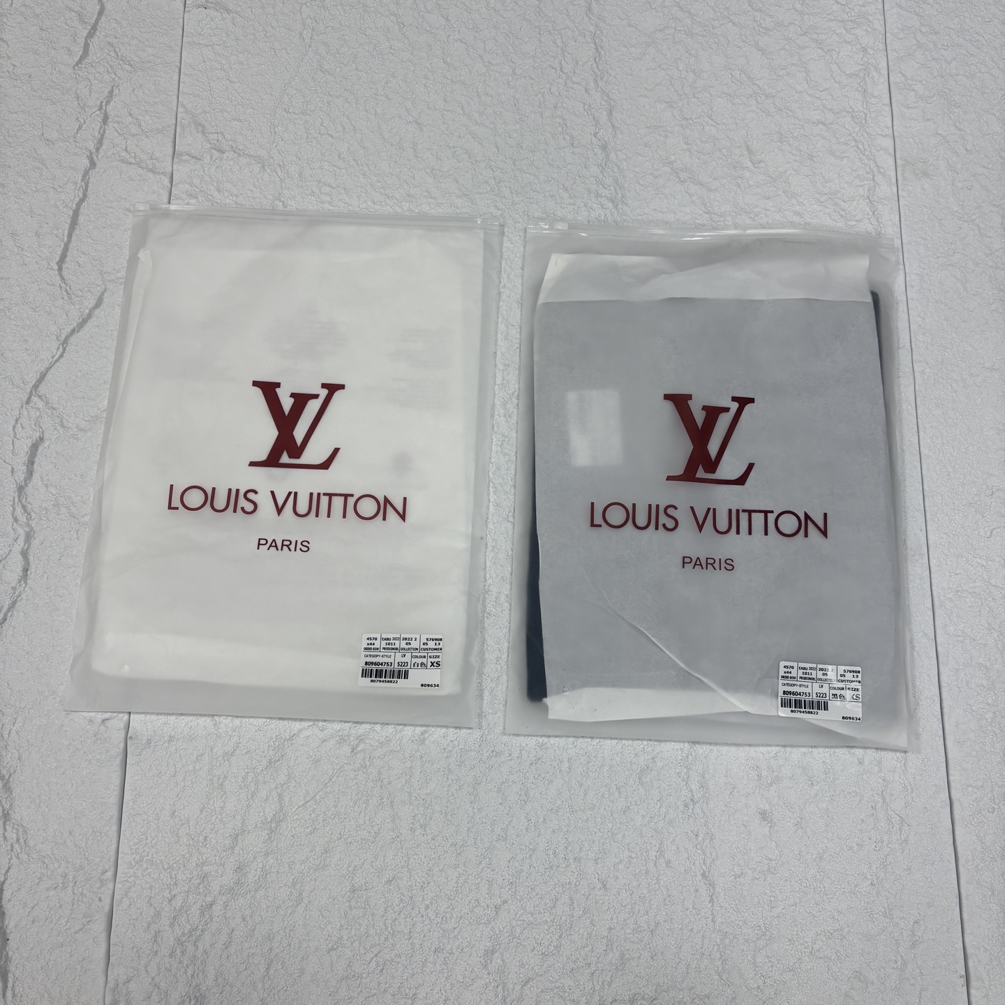 💰95！

路易威登LV25ss夏季新款men Summer系列 棋盘格针织短袖T恤  官网同步  男女同款

轻奢主义 男女日常通勤穿搭必备单品 正确版本 欢迎对比 情侣款

原版面料 手感非常舒服  正确版本  随意对比
彰显品牌魅力与时尚品味。宽松的版型设计，舒适随性，柔软亲肤，透气吸汗，贴身穿着也毫无负担！

时尚又个性  超级百搭好看的一款 男女都非常合适  人手必备款 轻奢主义 男女日常通勤穿搭必备单品   原版主唛水洗吊牌品牌防潮纸包装！

颜色：黑色  白色

码数：XS-L
                   XS      S        M      L 
衣长 (cm)   72      74      76     78
胸围 (cm)  110    114     118   122
肩宽 (cm)   52      53      54     55
袖长 (cm)   24      25      26     27