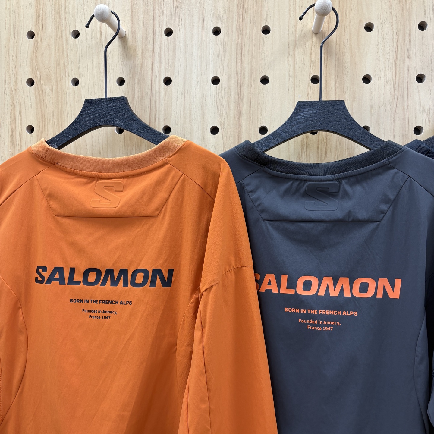 💰120!
SALOMON 萨洛蒙韩国线Slate岩系列机能风圆领卫衣
白敬亭最新上身Salomon SLATE系列圆领卫衣,该系列将韩国前卫机能设计 与品牌专业户外DNA相结合, 释放富有未来科技感的撞色冲击
搭载 GORE-TEX WINDSTOPPER 防风弹力梭织面料 选择低饱和色彩与非常规ASIAN-FIT裁剪结构线设计,以及更适合亚洲人的版型,
可调节下摆 为户外爱好者带来更高级的户外时尚美学~
颜色:黑 灰 橙
尺码S-XL
S M L XL
衣长69/71/73/75/
胸围116/120/124/128
肩宽61/62.5/64/65.5
袖长56/57/58/59