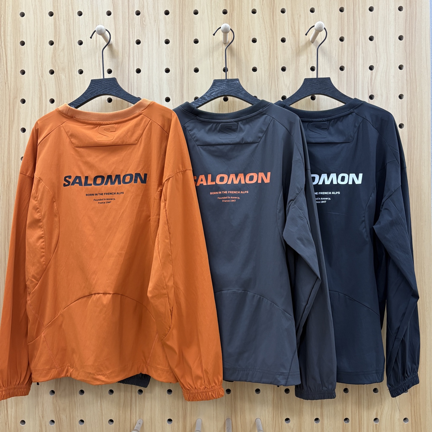 💰120!
SALOMON 萨洛蒙韩国线Slate岩系列机能风圆领卫衣
白敬亭最新上身Salomon SLATE系列圆领卫衣,该系列将韩国前卫机能设计 与品牌专业户外DNA相结合, 释放富有未来科技感的撞色冲击
搭载 GORE-TEX WINDSTOPPER 防风弹力梭织面料 选择低饱和色彩与非常规ASIAN-FIT裁剪结构线设计,以及更适合亚洲人的版型,
可调节下摆 为户外爱好者带来更高级的户外时尚美学~
颜色:黑 灰 橙
尺码S-XL
S M L XL
衣长69/71/73/75/
胸围116/120/124/128
肩宽61/62.5/64/65.5
袖长56/57/58/59