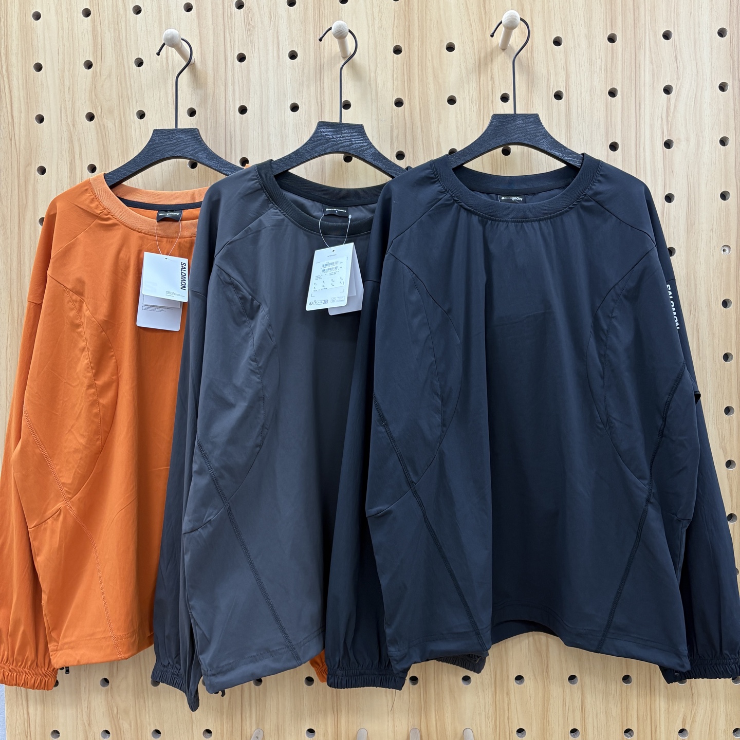 💰120！
SALOMON 萨洛蒙韩国线Slate岩系列机能风圆领卫衣
白敬亭最新上身Salomon SLATE系列圆领卫衣，该系列将韩国前卫机能设计 与品牌专业户外DNA相结合， 释放富有未来科技感的撞色冲击
搭载 GORE-TEX WINDSTOPPER 防风弹力梭织面料 选择低饱和色彩与非常规ASIAN-FIT裁剪结构线设计，以及更适合亚洲人的版型，
可调节下摆 为户外爱好者带来更高级的户外时尚美学~
颜色：黑 灰 橙
尺码S-XL
          S  M  L  XL
衣长69/71/73/75/
胸围116/120/124/128
肩宽61/62.5/64/65.5
袖长56/57/58/59