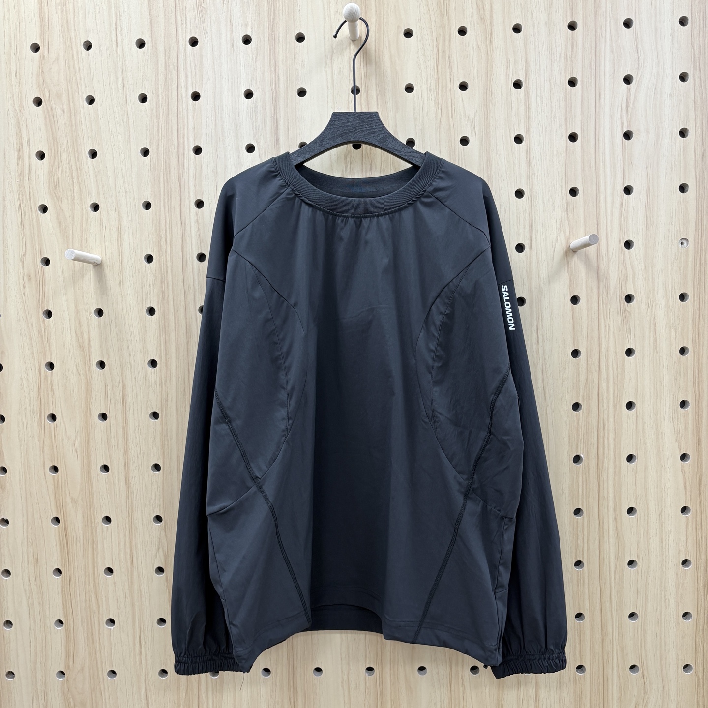 💰120!
SALOMON 萨洛蒙韩国线Slate岩系列机能风圆领卫衣
白敬亭最新上身Salomon SLATE系列圆领卫衣,该系列将韩国前卫机能设计 与品牌专业户外DNA相结合, 释放富有未来科技感的撞色冲击
搭载 GORE-TEX WINDSTOPPER 防风弹力梭织面料 选择低饱和色彩与非常规ASIAN-FIT裁剪结构线设计,以及更适合亚洲人的版型,
可调节下摆 为户外爱好者带来更高级的户外时尚美学~
颜色:黑 灰 橙
尺码S-XL
S M L XL
衣长69/71/73/75/
胸围116/120/124/128
肩宽61/62.5/64/65.5
袖长56/57/58/59