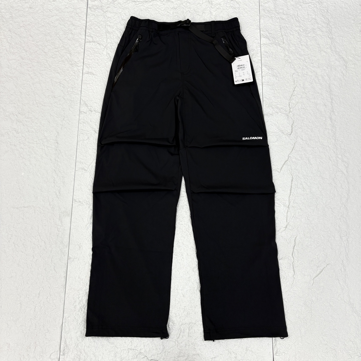 💰190!
SALOMON萨洛蒙 Slate岩 韩国线侧拉链伞兵机能长裤白敬亭同款
我愿称之为 Salomon 韩国线“神裤”,
采用 Gore-Tex 白标科技面料,为山野探索者和城市通勤人士提供可靠防护。以传统的军用伞兵裤为基础,注入韩式机能美学进行产品迭代,更为圆弧廓形的剪裁在造型度上更加贴合当下的穿搭趋势,并结合「双向拉链动态调节系统」以及膝盖处的「双向褶皱立体裁片」设计,不仅满足了不同使用场景下的动态透气性适应与切换,也能根据上装的穿搭去调整整体造型,简直是宝藏神裤一条!
颜色:黑色 灰色
尺码:S-XL
S M L XL
长103/105/107/109
臀围114/118/122/126
腰围73/77/79/83