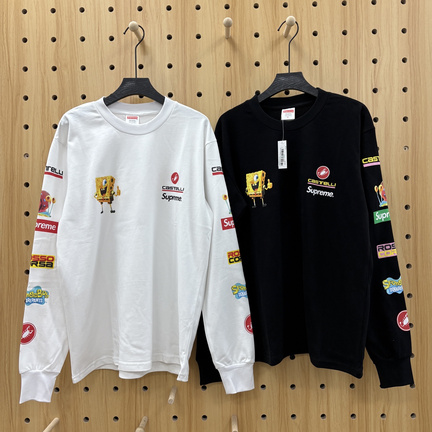 💰125 Supreme 海绵宝宝 联名款 SS25 WEEK11 Racing L/S Tee 海绵宝宝搞怪印花图案圆领长袖潮牌T恤  男女同款
 
- 热固油墨印花：这是Supreme常用的印花工艺。该工艺印制出的图案色彩饱和度高、立体感强，具有较好的耐磨性和耐洗性，能使海绵宝宝搞怪印花图案保持清晰、鲜艳，长久穿着和洗涤后也不易褪色、开裂。

- 椭圆机印制：属于较为先进的印花设备，可实现高精度、高效率的印花作业。能保证印花图案的精准度，使图案的细节部分得以完美呈现，比如海绵宝宝的表情、服饰纹理等，同时也能确保印花的均匀性，避免出现颜色深浅不一的情况。
 
- 环锭纺织造：用于制作T恤的面料，这种工艺生产出的纱线结构紧密、强度高，面料表面光滑、细腻，手感柔软，穿着舒适，并且具有较好的透气性和吸湿性，能让皮肤保持干爽。
 
- 面料: 领口罗纹采用32织双纱工艺，这种工艺制作的罗纹具有较好的弹性和稳定性，能够贴合颈部线条，不易变形，穿着时既舒适又能保持领口的形状，使T恤更加耐穿。

- 颜色: 黑色  白色

S衣长72 胸围96 袖长63 肩宽43
M衣长74胸围112袖长64肩宽48
L衣长76胸围116袖长65肩宽49
XL衣长78胸围128袖长66肩宽54