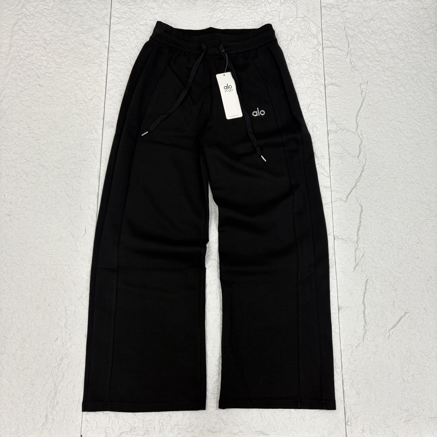 💰115!
ALO女士三色直筒裤阔腿裤 alo秋季新款女士裤子 阔腿裤alo拉绒束脚香蕉卫裤休闲户外运动瑜伽长裤女加绒收脚套装绝对是你的不二之选!心这款裤子采用柔软的拉绒材质,触感舒适,上身效果一流。 更棒的是,它的版型设计超级显瘦,不管是瑜伽还是日常出行,都能让你保持完美的身形比例,可以满足不同场合的搭配需求
颜色:黑色/白色/灰色
尺码:S-XL
裤长 腰围 臀围
S 100 98 32
M 102 102 36
L 104 106 38
XL 106 110 40