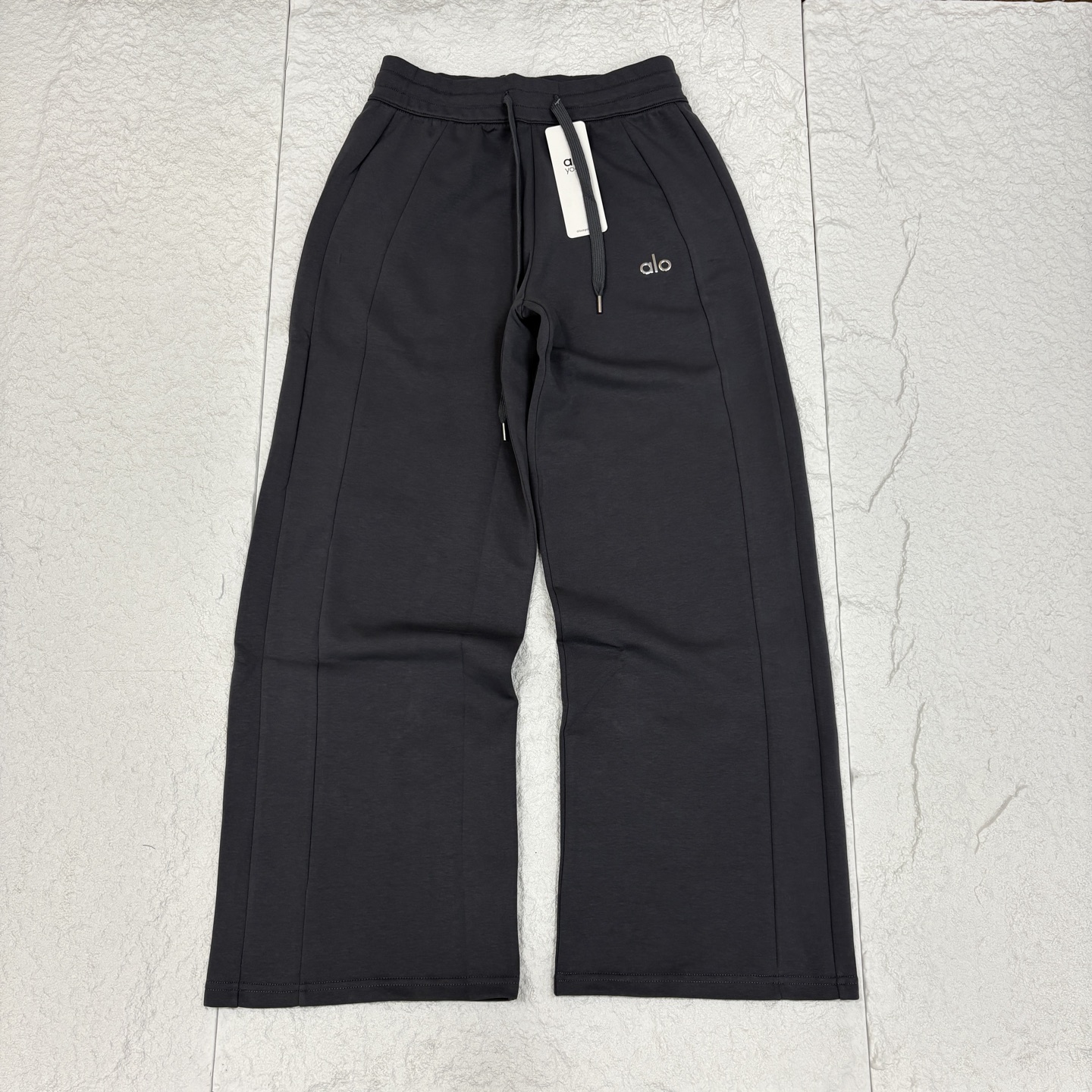 💰115!
ALO女士三色直筒裤阔腿裤 alo秋季新款女士裤子 阔腿裤alo拉绒束脚香蕉卫裤休闲户外运动瑜伽长裤女加绒收脚套装绝对是你的不二之选!心这款裤子采用柔软的拉绒材质,触感舒适,上身效果一流。 更棒的是,它的版型设计超级显瘦,不管是瑜伽还是日常出行,都能让你保持完美的身形比例,可以满足不同场合的搭配需求
颜色:黑色/白色/灰色
尺码:S-XL
裤长 腰围 臀围
S 100 98 32
M 102 102 36
L 104 106 38
XL 106 110 40