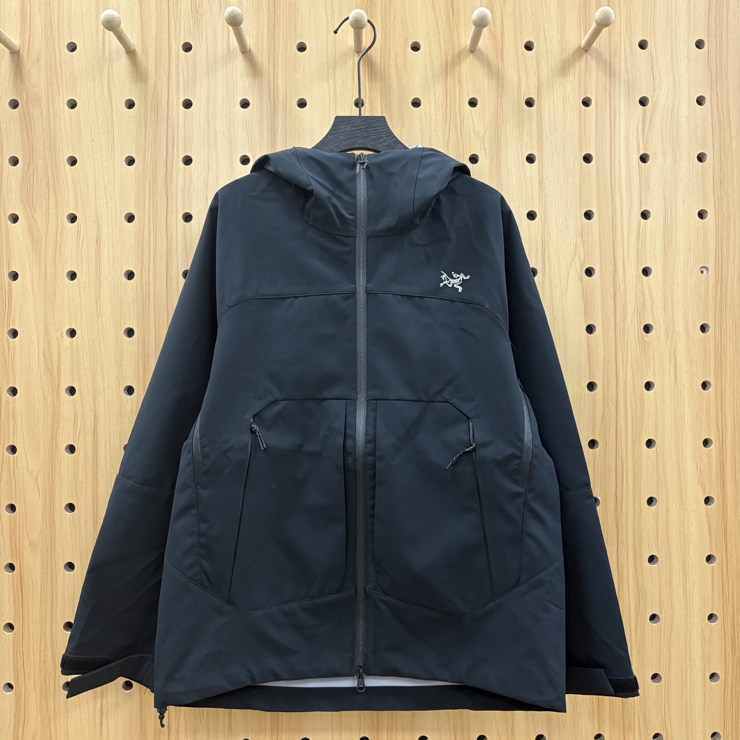 供💰200
ARC'TERYX/始祖鸟科技三防秋季男士户外软壳冲锋衣连帽运动外套
户外科技面料 轻便 透气防风抗撕裂!遇水后 你稍微拍打一下就行!户外功能性满满!在达到高效防水效果的同时不影响面料的透气性!
真心牛! 虽然很轻便但是也做到了耐磨耐穿抗皱挺廓!3D立体式裁剪! 加宽的帽檐口防风有型! 不仅仅是衣身 就连袖子也是立裁的!增强灵活性 手肘不受束缚!	顶部	抬起放下间很舒服你穿了就知道!
颜色: 极光蓝 闪耀绿  沙丘金 米白  元素黑 奇遇粉 孔雀蓝
尺码:S-3XL

尺码：S-3XL
S     衣长67  胸围62  肩寬56  
M    衣长69  胸围64  肩宽57
L    衣长71  胸围66  肩宽58
XL  衣长72  胸围70  肩宽59
XXL 衣长75 胸围74  肩宽60
3XL 衣长77  胸围78 肩宽61