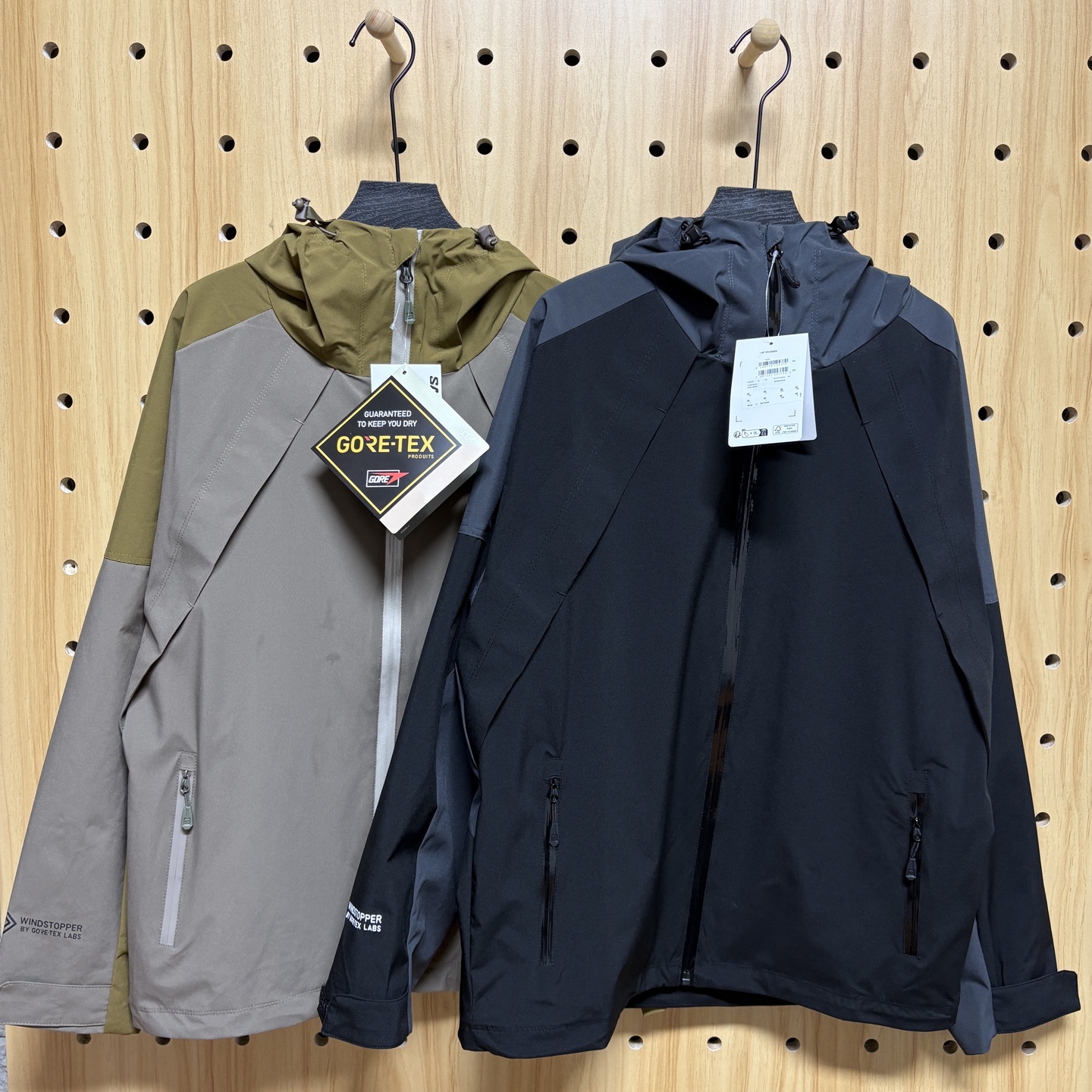 💰200
salomon萨洛蒙户外男款徒步登山防风夹克SLATE GORETEX WSP JKT
 
- 辅料：原版拆解开发，一比一定制的小标，领标，水洗，吊牌，五金等等。

- 面料材质：采用GORE-TEX INFINIUM WINDSTOPPER®面料，这种面料属于白标系列，具有完全防风、防水的性能，同时具备良好的透气性，能有效应对日常户外休闲活动以及轻户外场景。

- 细节设计：配备可调节的3D风帽，能根据头型进行调整，提供更好的包裹性和防护性；胸前带有隐藏侧兜，方便收纳小物品；腋下设有透气拉链，可快速排汗散热，保持身体干爽；下摆单手可调节，袖口做工精细，整体细节设计兼顾实用性与舒适性。

- 颜色:黑色  驼色
- 尺码: S - XL

S衣长68胸围110袖长75
M衣长70胸围115袖长76.5
L衣长72胸围120袖长78
XL衣长74胸围125袖长79.8