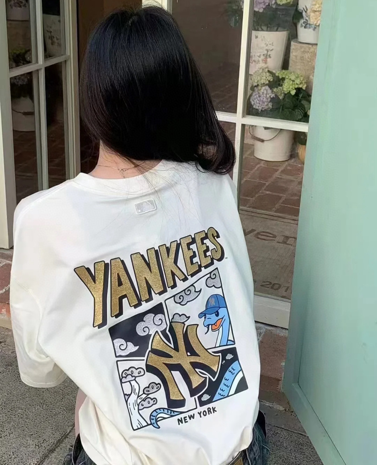 模特图💰115
MLB柜子新款印花短袖T恤!三标齐全,原厂包装!
ny洋基队情侣发泡烫印T恤,定制宽松舒适,超爆经典款,经过高温水洗处理,
确保衣服不变形不缩水,外贸货 NY的短袖T恤身上极范儿!时髦的直很接的一款!
印花干净漂绣亮花花饱满超度好 夏季穿搭,一件舒适有颜的值卫衣!美貌减龄必的备单品!
精棉精梭料面啊 表面超致细顺滑 匀均细致柔软 穿着舒度适高
韩国潮牌MLB新款短袖,男女同款印花,上身超级好看!!!
轻松打造夏日潮酷感,上身轻松拿捏,分分钟成为出街的焦点,
面料采用260克双纱纯棉,舒适透气
颜色:黑色 白色
尺码:M-2XL
M 胸围110 肩宽50 袖长22 衣长68
L 胸围114 肩宽52 袖长23 衣长70
xL 胸围118 肩宽54 袖长24 衣长72
2XL胸围122 肩宽56 袖长25 衣长74