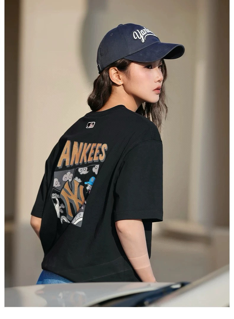 模特图💰115
MLB柜子新款印花短袖T恤!三标齐全,原厂包装!
ny洋基队情侣发泡烫印T恤,定制宽松舒适,超爆经典款,经过高温水洗处理,
确保衣服不变形不缩水,外贸货 NY的短袖T恤身上极范儿!时髦的直很接的一款!
印花干净漂绣亮花花饱满超度好 夏季穿搭,一件舒适有颜的值卫衣!美貌减龄必的备单品!
精棉精梭料面啊 表面超致细顺滑 匀均细致柔软 穿着舒度适高
韩国潮牌MLB新款短袖,男女同款印花,上身超级好看!!!
轻松打造夏日潮酷感,上身轻松拿捏,分分钟成为出街的焦点,
面料采用260克双纱纯棉,舒适透气
颜色:黑色 白色
尺码:M-2XL
M 胸围110 肩宽50 袖长22 衣长68
L 胸围114 肩宽52 袖长23 衣长70
xL 胸围118 肩宽54 袖长24 衣长72
2XL胸围122 肩宽56 袖长25 衣长74
