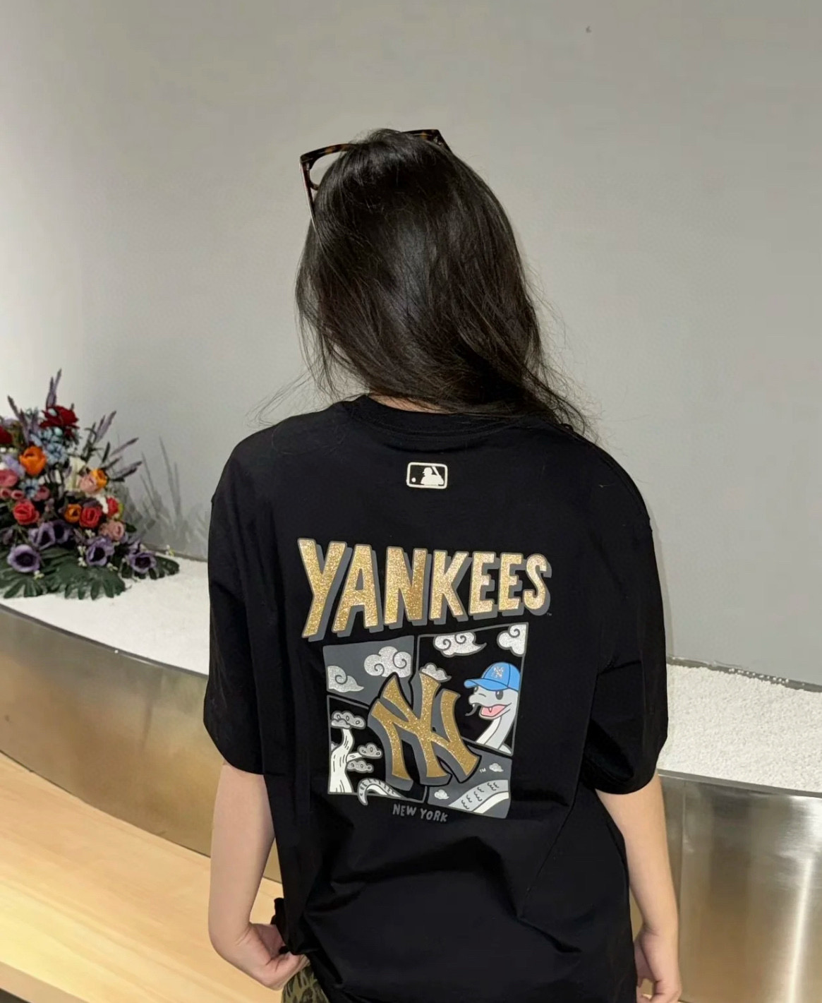 模特图💰115
MLB柜子新款印花短袖T恤!三标齐全,原厂包装!
ny洋基队情侣发泡烫印T恤,定制宽松舒适,超爆经典款,经过高温水洗处理,
确保衣服不变形不缩水,外贸货 NY的短袖T恤身上极范儿!时髦的直很接的一款!
印花干净漂绣亮花花饱满超度好 夏季穿搭,一件舒适有颜的值卫衣!美貌减龄必的备单品!
精棉精梭料面啊 表面超致细顺滑 匀均细致柔软 穿着舒度适高
韩国潮牌MLB新款短袖,男女同款印花,上身超级好看!!!
轻松打造夏日潮酷感,上身轻松拿捏,分分钟成为出街的焦点,
面料采用260克双纱纯棉,舒适透气
颜色:黑色 白色
尺码:M-2XL
M 胸围110 肩宽50 袖长22 衣长68
L 胸围114 肩宽52 袖长23 衣长70
xL 胸围118 肩宽54 袖长24 衣长72
2XL胸围122 肩宽56 袖长25 衣长74