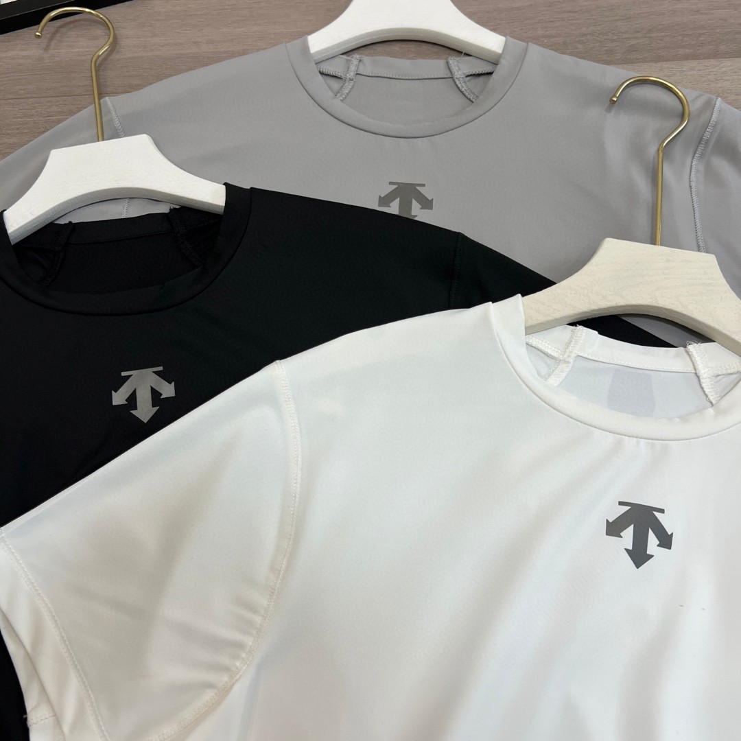 💰115
速干短袖！DESCENTE / 迪桑特陈伟霆 彭于晏同款
三色综训运动健身男女同款清爽速干短袖T恤夏季新款
原单DES综训系列运动健身男士轻薄透气速干T恤，这款T恤可以说是夏日必备的时尚单品！
首先，这款T恤采用优质的面料，综训系列运动健身男士轻薄透气速干T恤，质地轻薄，透气性极佳，让你在运动时充分感受到清凉、舒适的贴肤感觉，再也不用担心汗水黏腻。而且，速干的特点能让你的肌肤在运动后快速恢复干爽，让你远离尴尬的湿气困扰！
其次，设计上，原单DES综训系列运动健身男士轻薄透气速干T恤简约时尚，经典的款式搭配上独特的色彩，不仅彰显出你的个性与品味，同时也让你在运动场上更显霸气！
最后，这款T恤还有多种尺码可选，适合各种体型的人群，让你在健身时享受到无与伦比的舒适体验。
颜色 : 黑色 白色 灰色 尺码 : M-XXL
     胸围    衣长   袖长
M.  93       65     38
L.   98       67     40
XL. 103      69     42
XXL.108     71      43