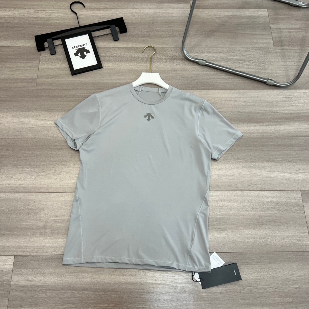 💰115
速干短袖！DESCENTE / 迪桑特陈伟霆 彭于晏同款
三色综训运动健身男女同款清爽速干短袖T恤夏季新款
原单DES综训系列运动健身男士轻薄透气速干T恤，这款T恤可以说是夏日必备的时尚单品！
首先，这款T恤采用优质的面料，综训系列运动健身男士轻薄透气速干T恤，质地轻薄，透气性极佳，让你在运动时充分感受到清凉、舒适的贴肤感觉，再也不用担心汗水黏腻。而且，速干的特点能让你的肌肤在运动后快速恢复干爽，让你远离尴尬的湿气困扰！
其次，设计上，原单DES综训系列运动健身男士轻薄透气速干T恤简约时尚，经典的款式搭配上独特的色彩，不仅彰显出你的个性与品味，同时也让你在运动场上更显霸气！
最后，这款T恤还有多种尺码可选，适合各种体型的人群，让你在健身时享受到无与伦比的舒适体验。
颜色 : 黑色 白色 灰色 尺码 : M-XXL
     胸围    衣长   袖长
M.  93       65     38
L.   98       67     40
XL. 103      69     42
XXL.108     71      43