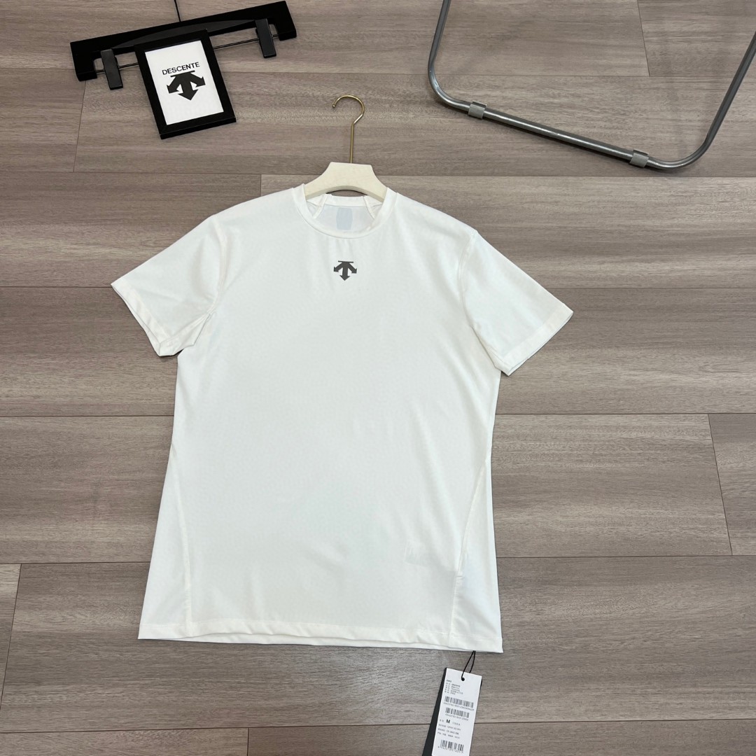 💰115
速干短袖！DESCENTE / 迪桑特陈伟霆 彭于晏同款
三色综训运动健身男女同款清爽速干短袖T恤夏季新款
原单DES综训系列运动健身男士轻薄透气速干T恤，这款T恤可以说是夏日必备的时尚单品！
首先，这款T恤采用优质的面料，综训系列运动健身男士轻薄透气速干T恤，质地轻薄，透气性极佳，让你在运动时充分感受到清凉、舒适的贴肤感觉，再也不用担心汗水黏腻。而且，速干的特点能让你的肌肤在运动后快速恢复干爽，让你远离尴尬的湿气困扰！
其次，设计上，原单DES综训系列运动健身男士轻薄透气速干T恤简约时尚，经典的款式搭配上独特的色彩，不仅彰显出你的个性与品味，同时也让你在运动场上更显霸气！
最后，这款T恤还有多种尺码可选，适合各种体型的人群，让你在健身时享受到无与伦比的舒适体验。
颜色 : 黑色 白色 灰色 尺码 : M-XXL
     胸围    衣长   袖长
M.  93       65     38
L.   98       67     40
XL. 103      69     42
XXL.108     71      43