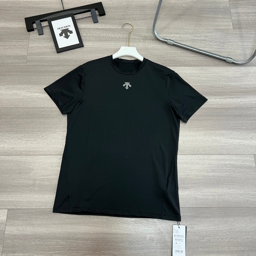 💰115
速干短袖！DESCENTE / 迪桑特陈伟霆 彭于晏同款
三色综训运动健身男女同款清爽速干短袖T恤夏季新款
原单DES综训系列运动健身男士轻薄透气速干T恤，这款T恤可以说是夏日必备的时尚单品！
首先，这款T恤采用优质的面料，综训系列运动健身男士轻薄透气速干T恤，质地轻薄，透气性极佳，让你在运动时充分感受到清凉、舒适的贴肤感觉，再也不用担心汗水黏腻。而且，速干的特点能让你的肌肤在运动后快速恢复干爽，让你远离尴尬的湿气困扰！
其次，设计上，原单DES综训系列运动健身男士轻薄透气速干T恤简约时尚，经典的款式搭配上独特的色彩，不仅彰显出你的个性与品味，同时也让你在运动场上更显霸气！
最后，这款T恤还有多种尺码可选，适合各种体型的人群，让你在健身时享受到无与伦比的舒适体验。
颜色 : 黑色 白色 灰色 尺码 : M-XXL
     胸围    衣长   袖长
M.  93       65     38
L.   98       67     40
XL. 103      69     42
XXL.108     71      43