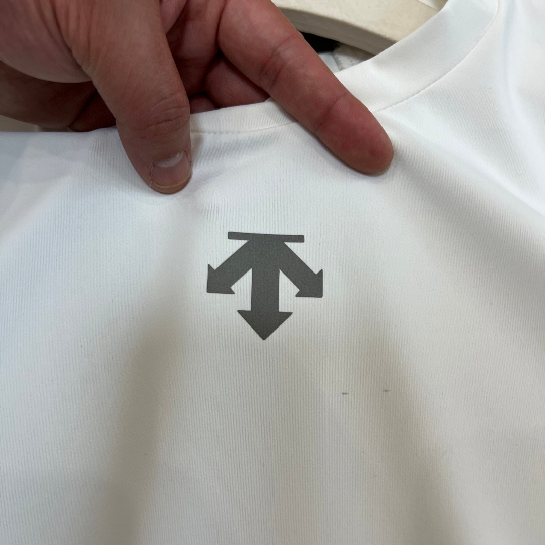 💰115
速干短袖！DESCENTE / 迪桑特陈伟霆 彭于晏同款
三色综训运动健身男女同款清爽速干短袖T恤夏季新款
原单DES综训系列运动健身男士轻薄透气速干T恤，这款T恤可以说是夏日必备的时尚单品！
首先，这款T恤采用优质的面料，综训系列运动健身男士轻薄透气速干T恤，质地轻薄，透气性极佳，让你在运动时充分感受到清凉、舒适的贴肤感觉，再也不用担心汗水黏腻。而且，速干的特点能让你的肌肤在运动后快速恢复干爽，让你远离尴尬的湿气困扰！
其次，设计上，原单DES综训系列运动健身男士轻薄透气速干T恤简约时尚，经典的款式搭配上独特的色彩，不仅彰显出你的个性与品味，同时也让你在运动场上更显霸气！
最后，这款T恤还有多种尺码可选，适合各种体型的人群，让你在健身时享受到无与伦比的舒适体验。
颜色 : 黑色 白色 灰色 尺码 : M-XXL
     胸围    衣长   袖长
M.  93       65     38
L.   98       67     40
XL. 103      69     42
XXL.108     71      43