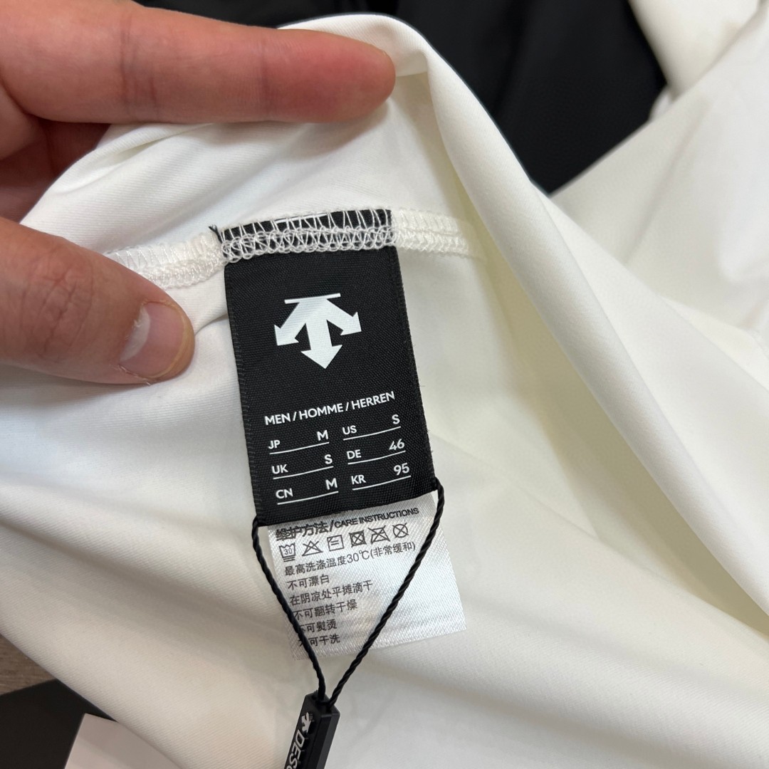 💰115
速干短袖！DESCENTE / 迪桑特陈伟霆 彭于晏同款
三色综训运动健身男女同款清爽速干短袖T恤夏季新款
原单DES综训系列运动健身男士轻薄透气速干T恤，这款T恤可以说是夏日必备的时尚单品！
首先，这款T恤采用优质的面料，综训系列运动健身男士轻薄透气速干T恤，质地轻薄，透气性极佳，让你在运动时充分感受到清凉、舒适的贴肤感觉，再也不用担心汗水黏腻。而且，速干的特点能让你的肌肤在运动后快速恢复干爽，让你远离尴尬的湿气困扰！
其次，设计上，原单DES综训系列运动健身男士轻薄透气速干T恤简约时尚，经典的款式搭配上独特的色彩，不仅彰显出你的个性与品味，同时也让你在运动场上更显霸气！
最后，这款T恤还有多种尺码可选，适合各种体型的人群，让你在健身时享受到无与伦比的舒适体验。
颜色 : 黑色 白色 灰色 尺码 : M-XXL
     胸围    衣长   袖长
M.  93       65     38
L.   98       67     40
XL. 103      69     42
XXL.108     71      43