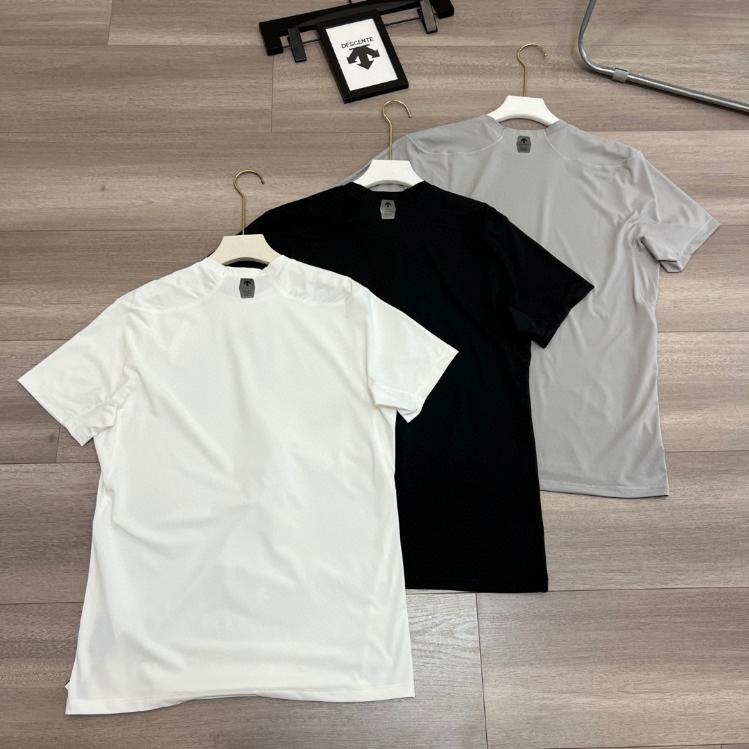 💰115
速干短袖！DESCENTE / 迪桑特陈伟霆 彭于晏同款
三色综训运动健身男女同款清爽速干短袖T恤夏季新款
原单DES综训系列运动健身男士轻薄透气速干T恤，这款T恤可以说是夏日必备的时尚单品！
首先，这款T恤采用优质的面料，综训系列运动健身男士轻薄透气速干T恤，质地轻薄，透气性极佳，让你在运动时充分感受到清凉、舒适的贴肤感觉，再也不用担心汗水黏腻。而且，速干的特点能让你的肌肤在运动后快速恢复干爽，让你远离尴尬的湿气困扰！
其次，设计上，原单DES综训系列运动健身男士轻薄透气速干T恤简约时尚，经典的款式搭配上独特的色彩，不仅彰显出你的个性与品味，同时也让你在运动场上更显霸气！
最后，这款T恤还有多种尺码可选，适合各种体型的人群，让你在健身时享受到无与伦比的舒适体验。
颜色 : 黑色 白色 灰色 尺码 : M-XXL
     胸围    衣长   袖长
M.  93       65     38
L.   98       67     40
XL. 103      69     42
XXL.108     71      43